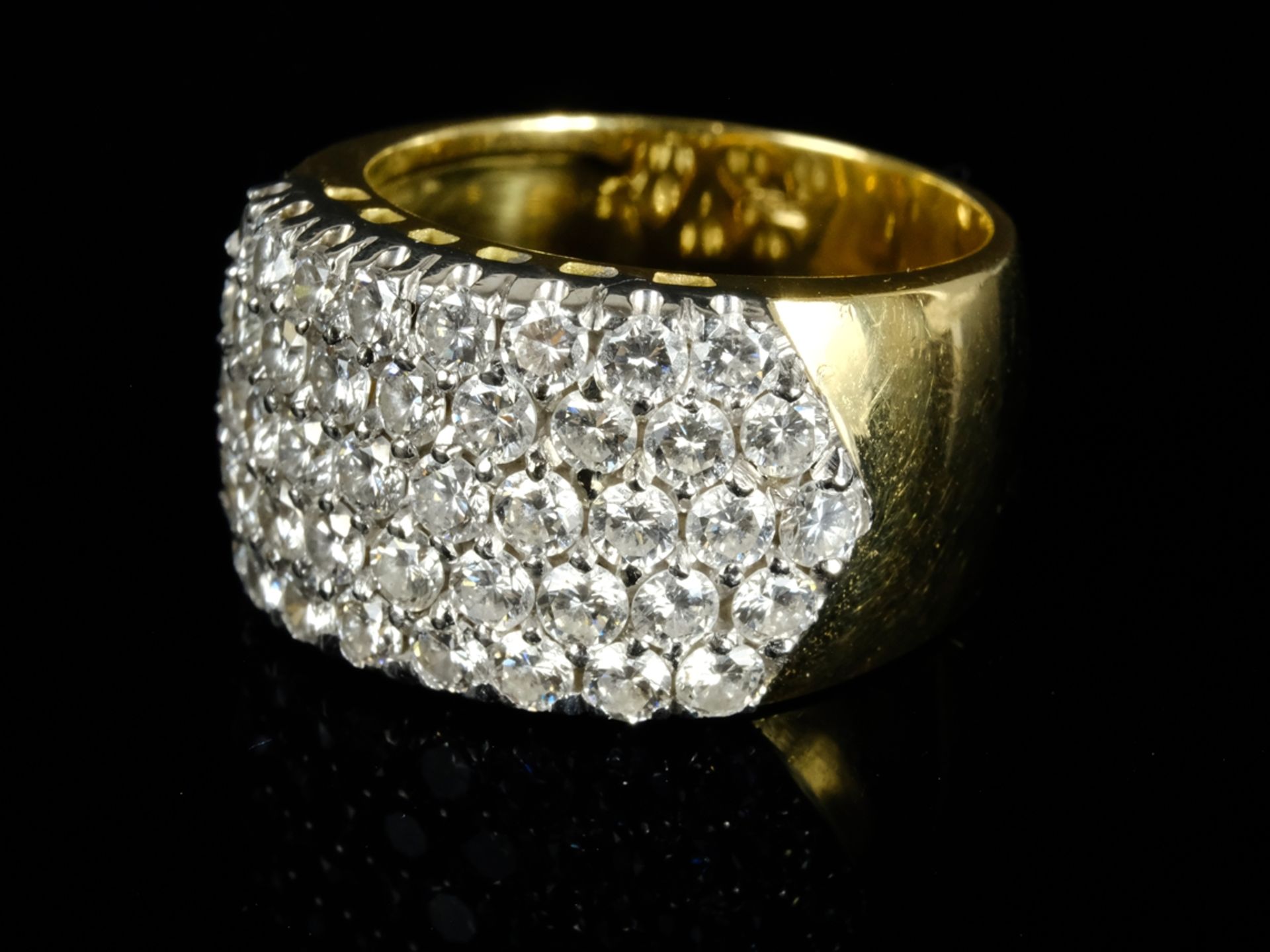 RING pavé, set in diamond shape with brilliant-cut diamonds, together around 2.60ct, approx. tw/vs,