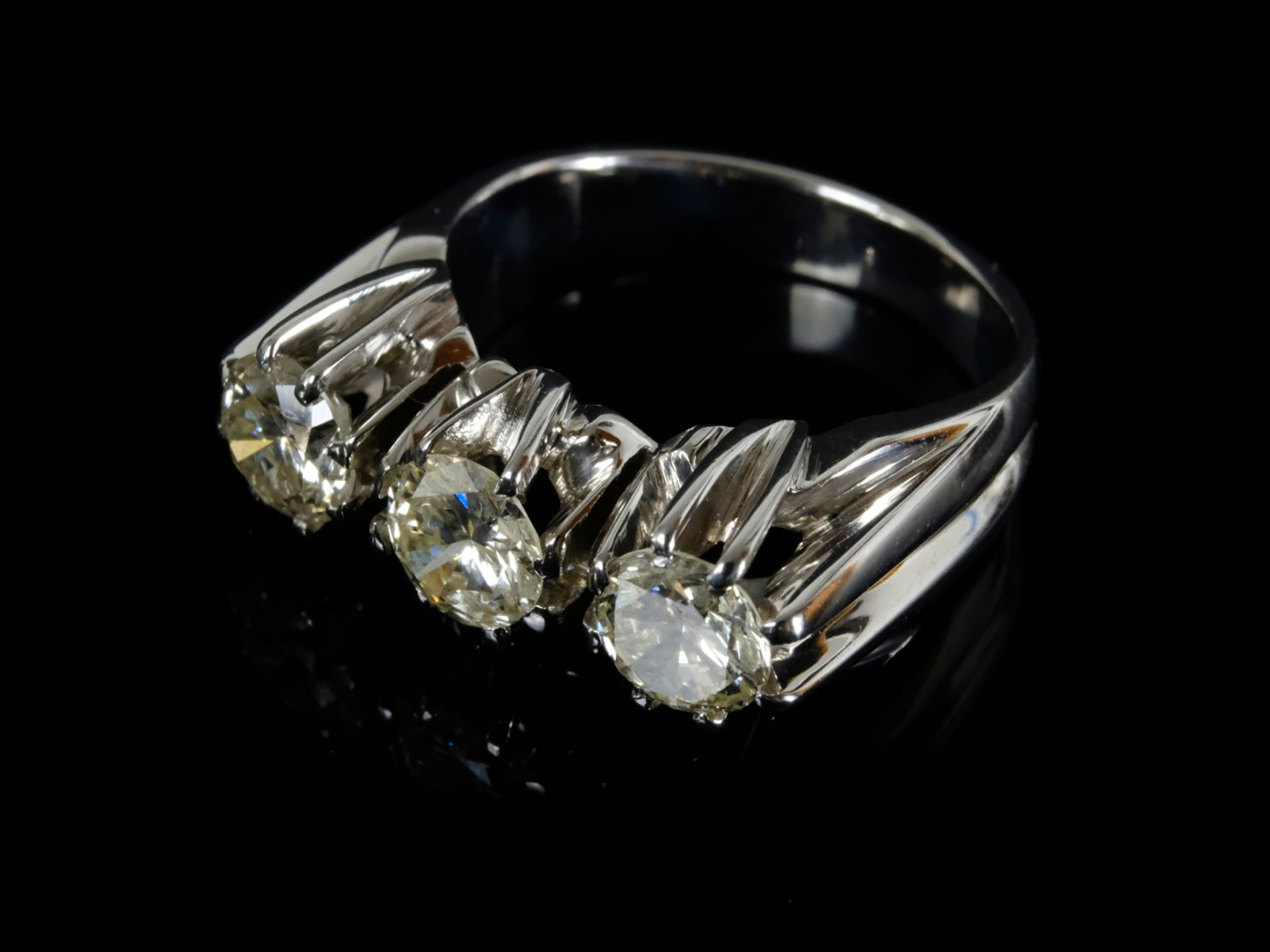 BRILLANT RING with three large brilliants, entire band around 2.25ct, approx. g-p1, 750 white gold,