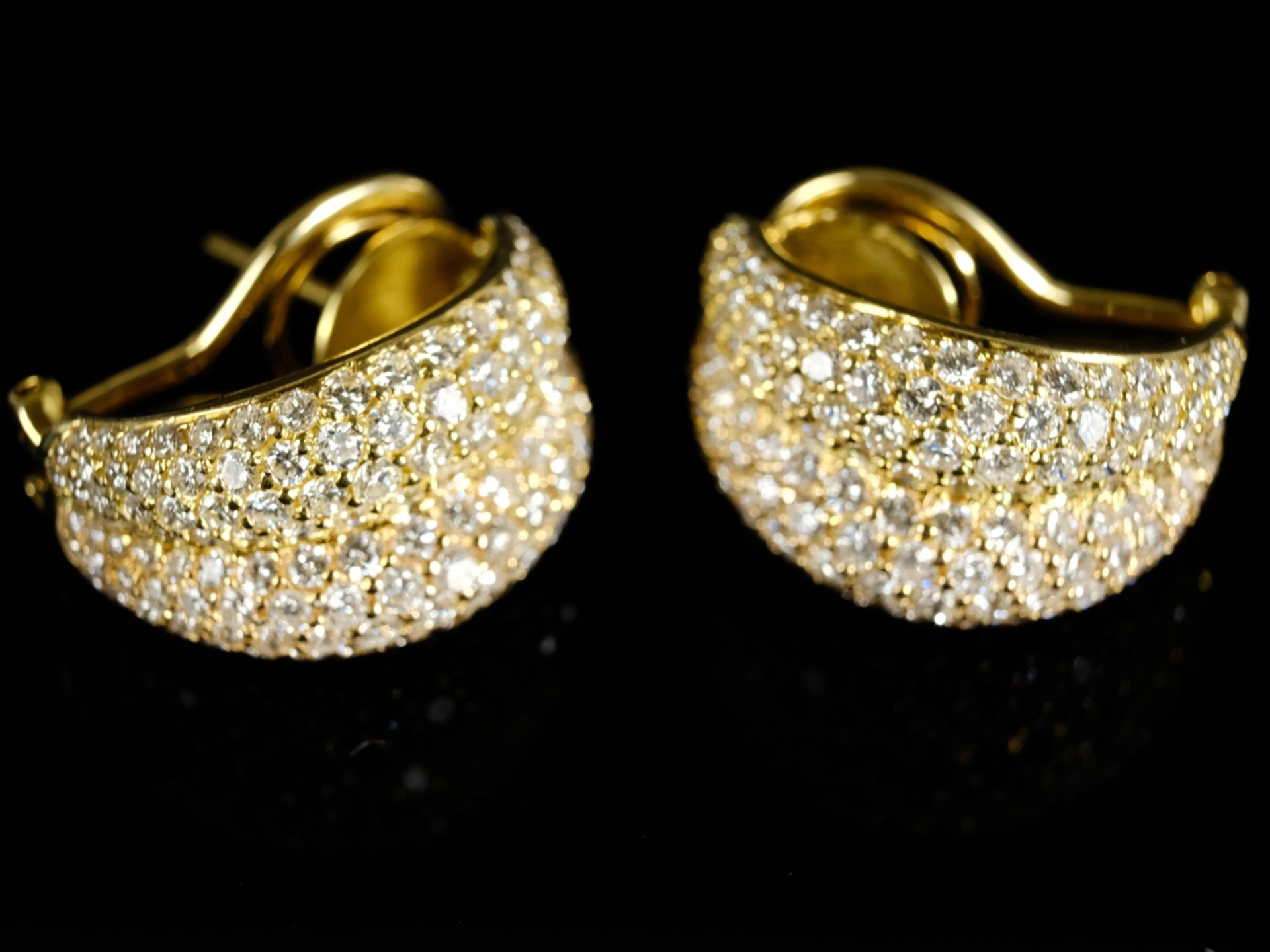 EAR PLUG in oval form, set with countless brilliant-cut diamonds, together around 3.40ct, approx. t