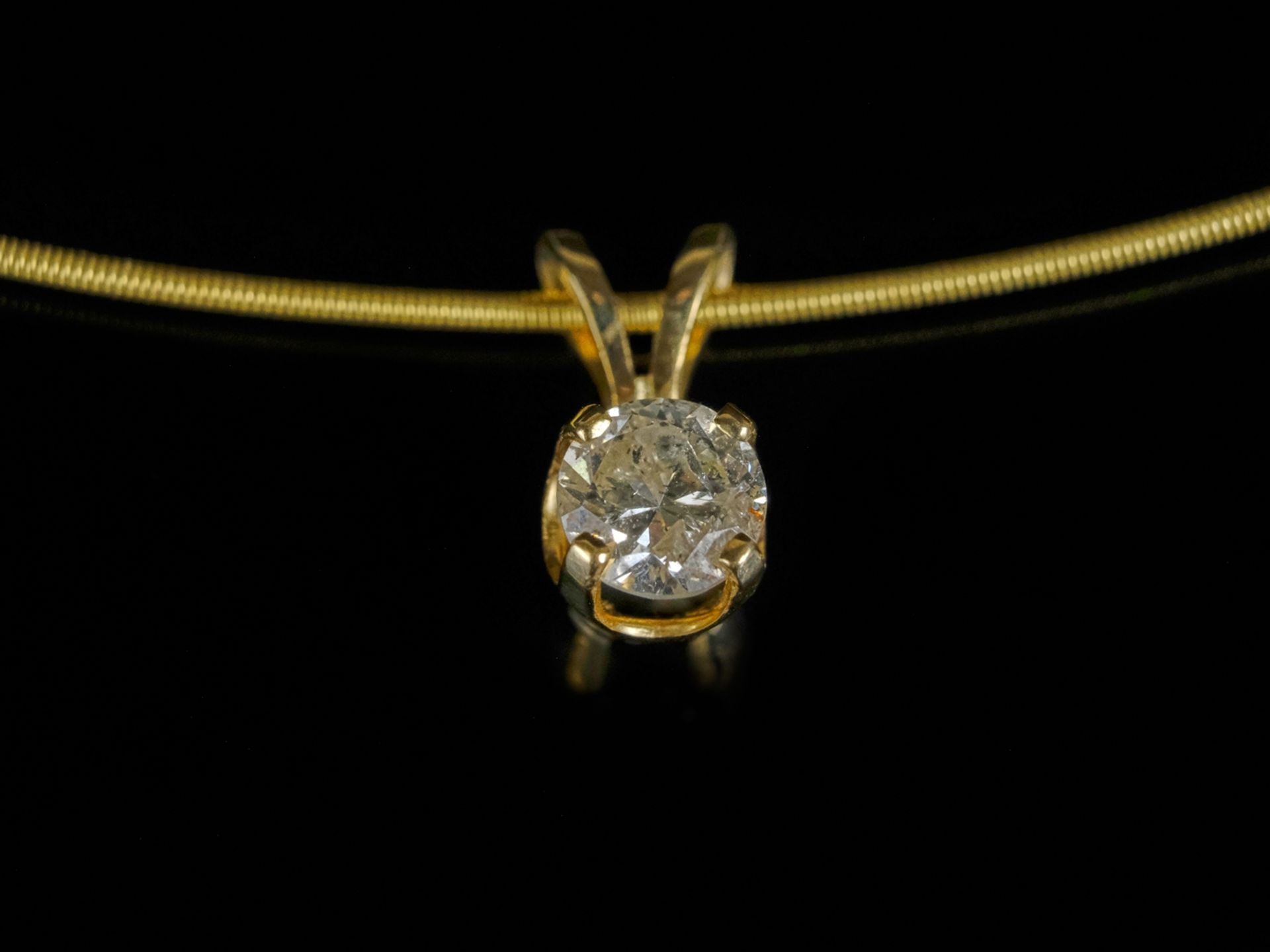 COLLIER yoyo pendant (l 1.2cm) with brilliant-cut diamond set in four pommels, this around 0.58ct,