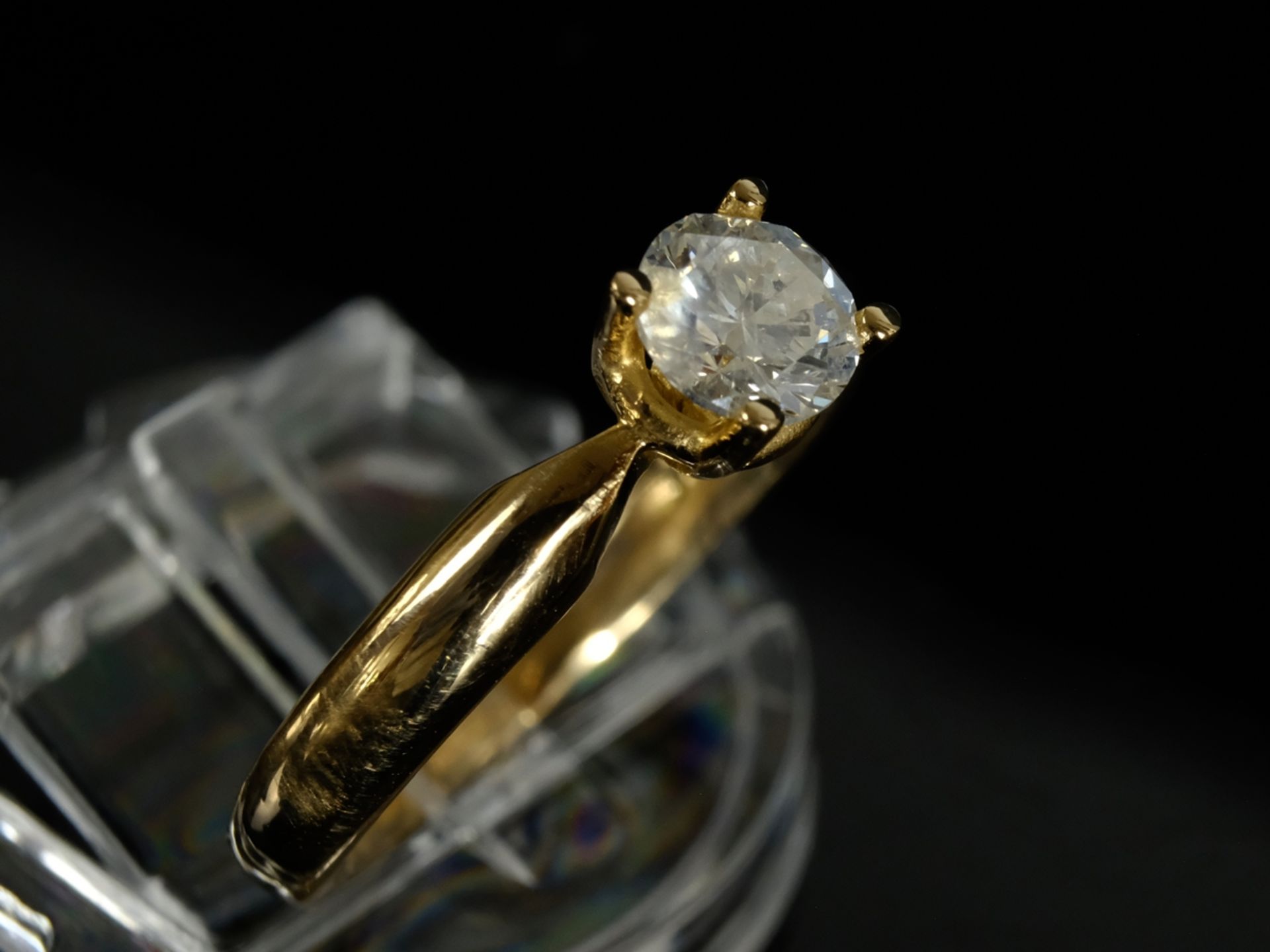 SOLITÄR Brillant-Ring, um 0,78ct, w/p, mit vier Krappen gefasst, Gr. 54, 5,29g, 750 RG - Bild 2 aus 3