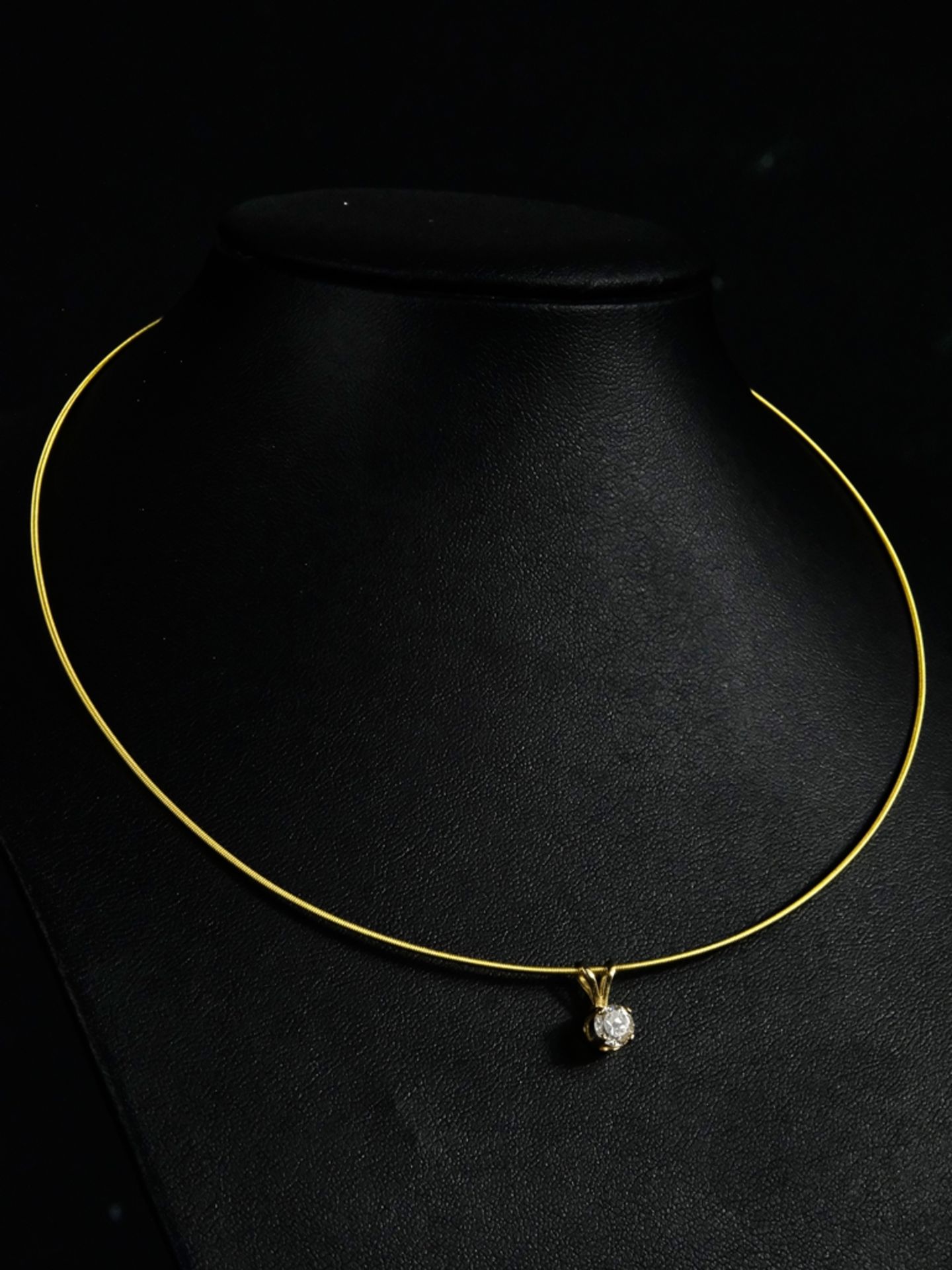 COLLIER Jojo-Anhänger (L 1,2cm) mit in vier Krappen gefasstem Brillanten, diese um 0,58ct, 585 GG - Bild 2 aus 3