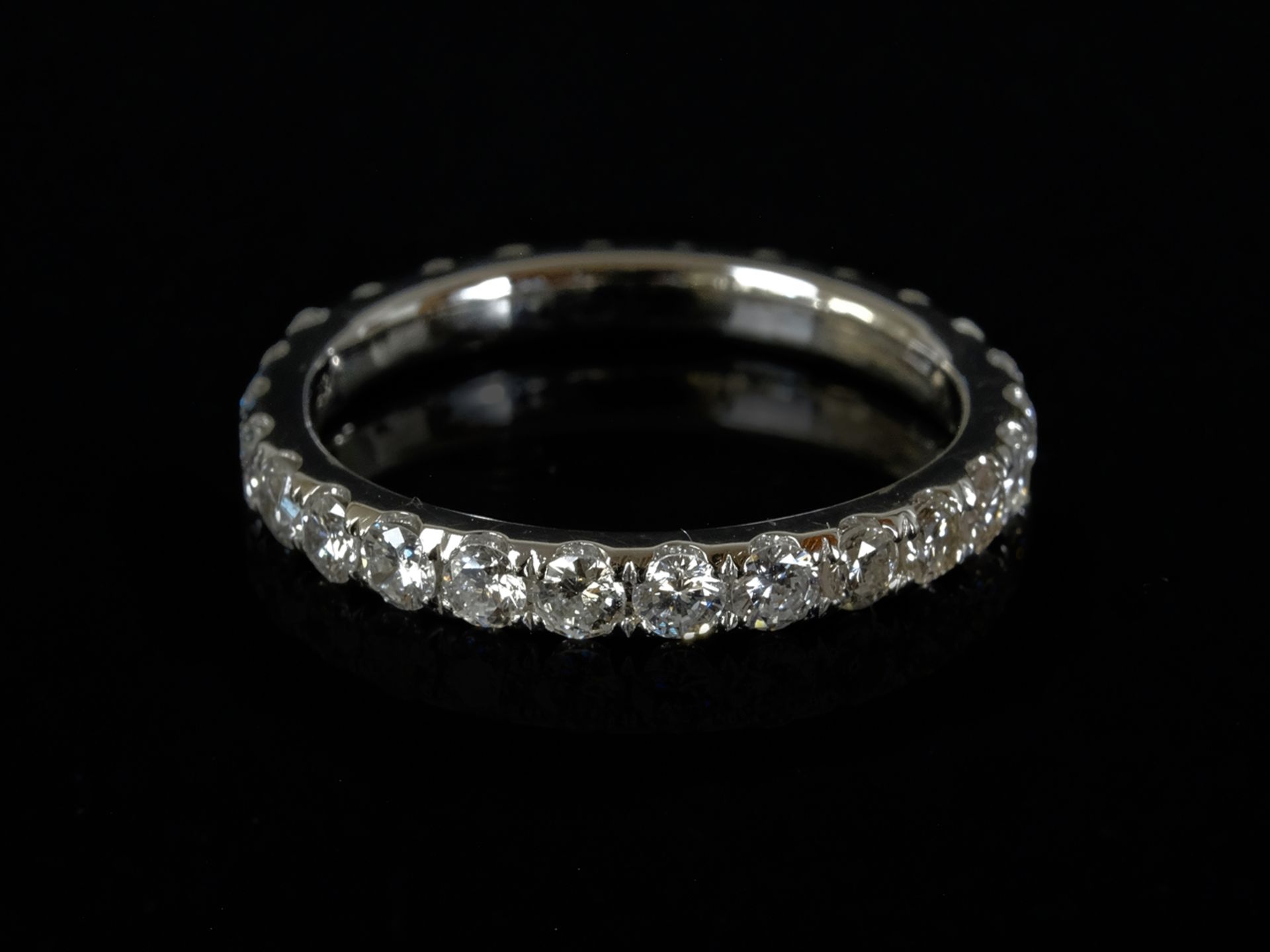 PLEASANT BRILLIANT MEMORY RING, set all around with 26 brilliant-cut diamonds, total around 1.38ct,