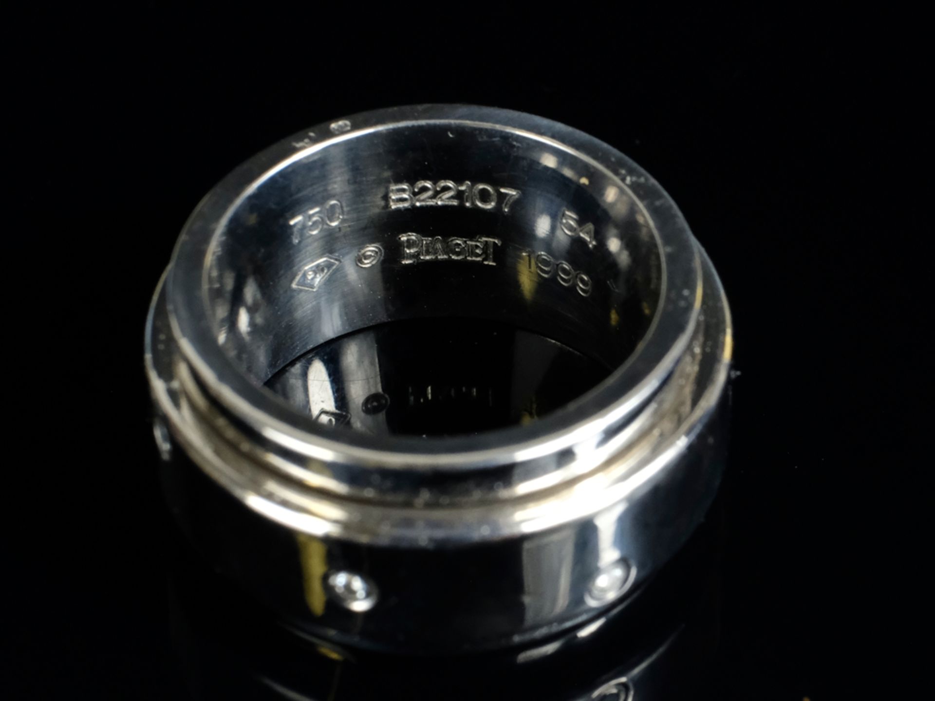 PIAGET-RING Modell „Possession“, sbesetzt mit sieben Brillanten, gesamt um 0,10ct, 750 WG - Bild 2 aus 2