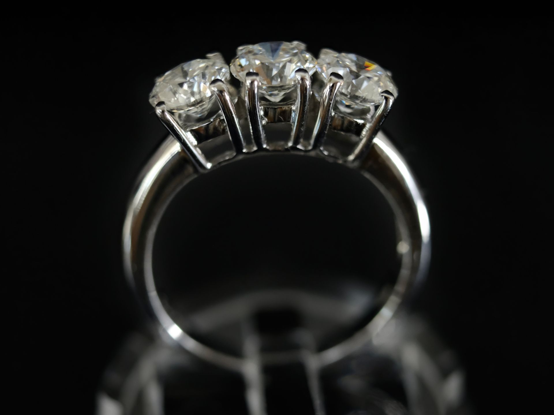 BRILLANT-RING mit drei großen Brillanten, gesamte Schiene um 2,19ct, 750 WG