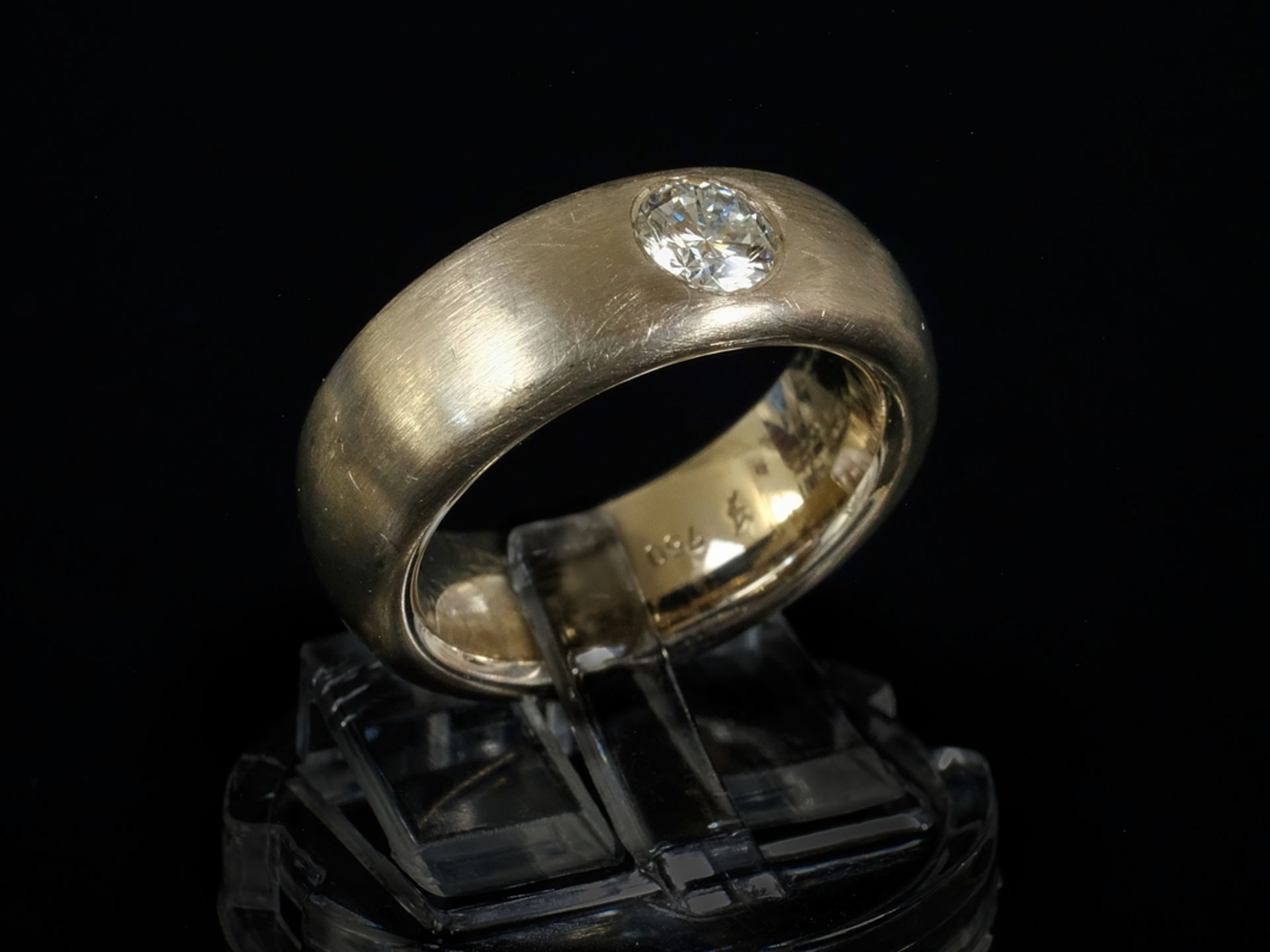 SOLITÄR breiter Brillant-Ring, mittig Brillant mit sehr guter Brillanz um 0,40ct, 750 WG