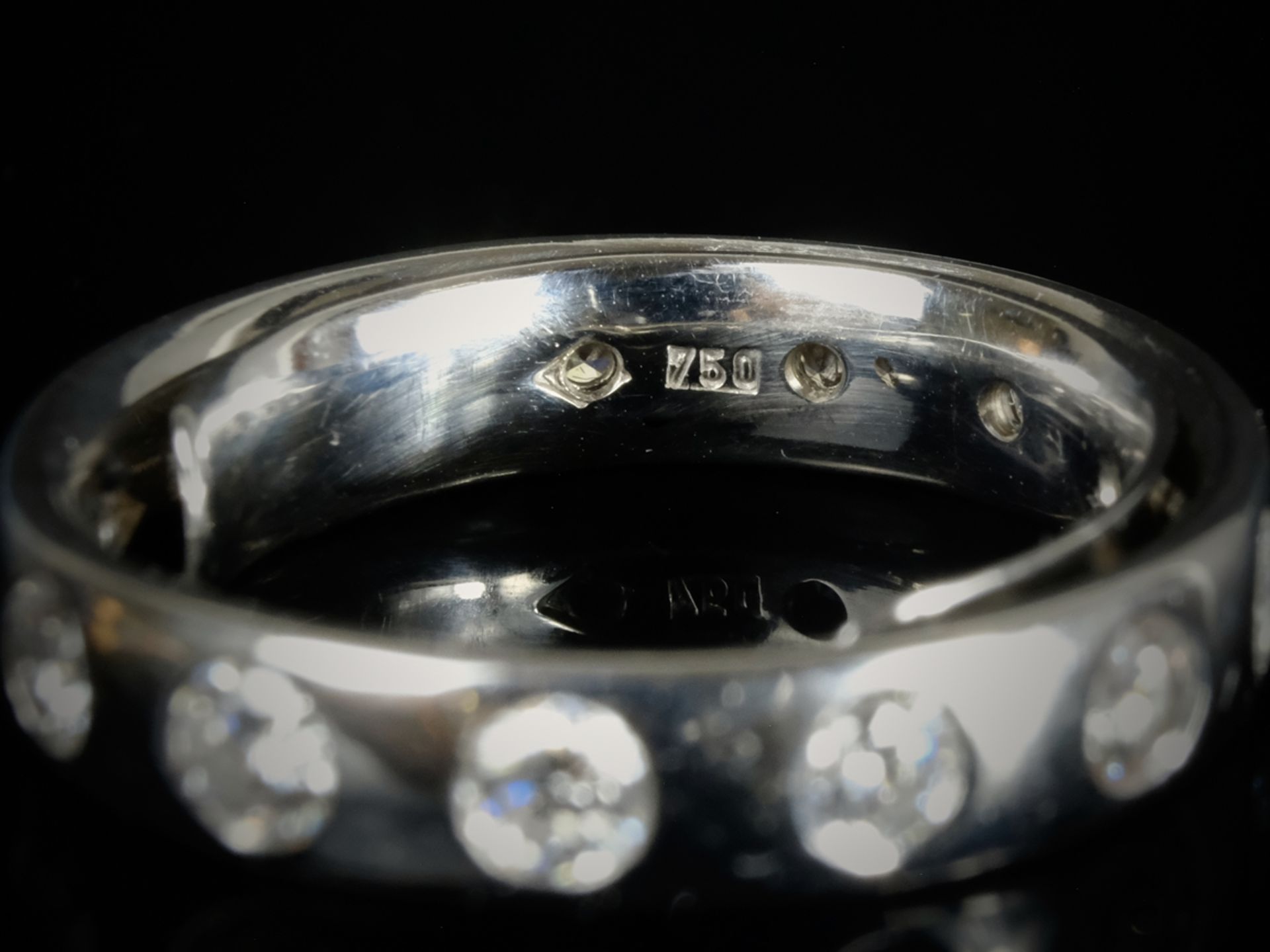 MEMORY RING set with 13 brilliant-cut diamonds, c. 1.43ct, approx. w-vs, 750 white gold, total c. 1 - Image 2 of 2