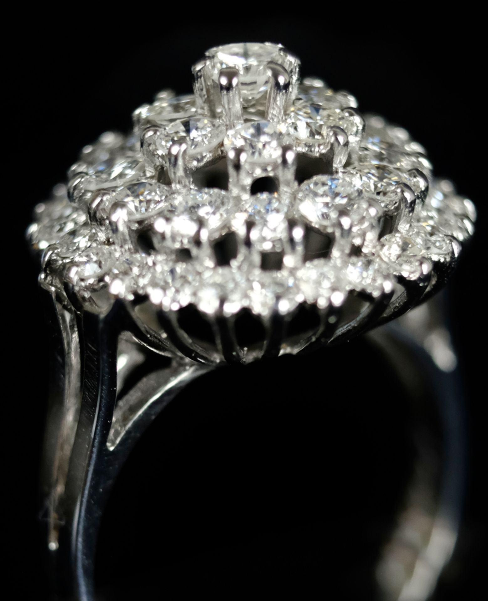 Flower ring in stepped design, set all around with brilliant-cut diamonds, total around 1.99ct, app