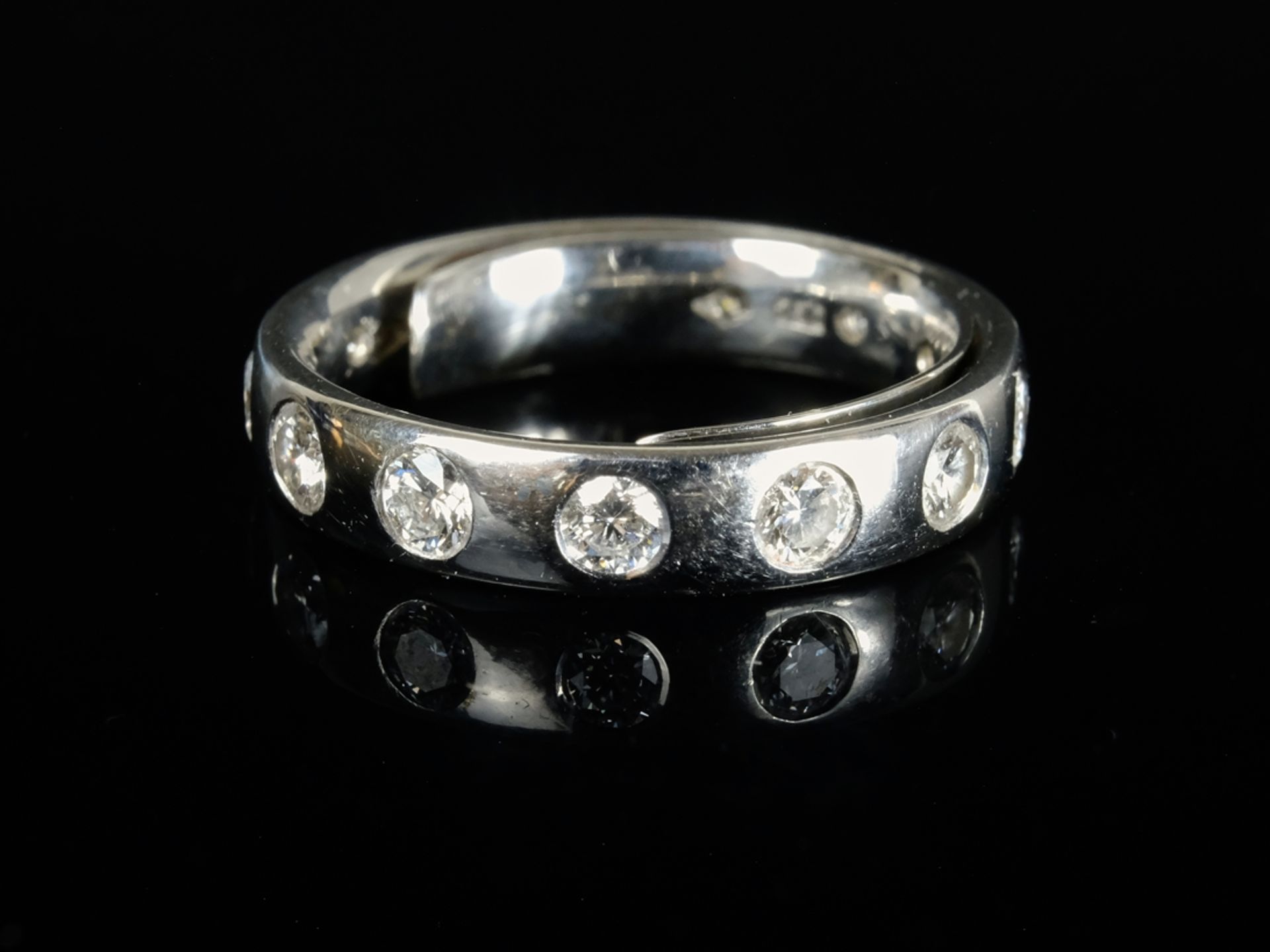 MEMORY RING set with 13 brilliant-cut diamonds, c. 1.43ct, approx. w-vs, 750 white gold, total c. 1