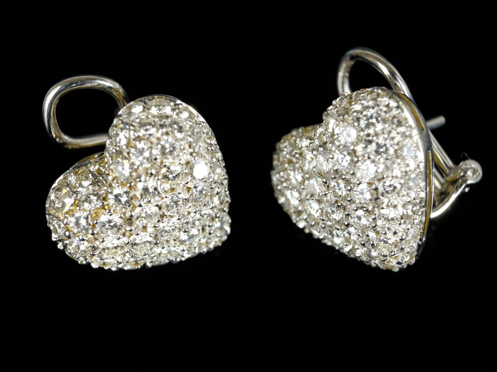 HEART SHAPE EARPLUG, hearts set with brilliant-cut diamonds, total around 3.50ct, approx w/vs, 750