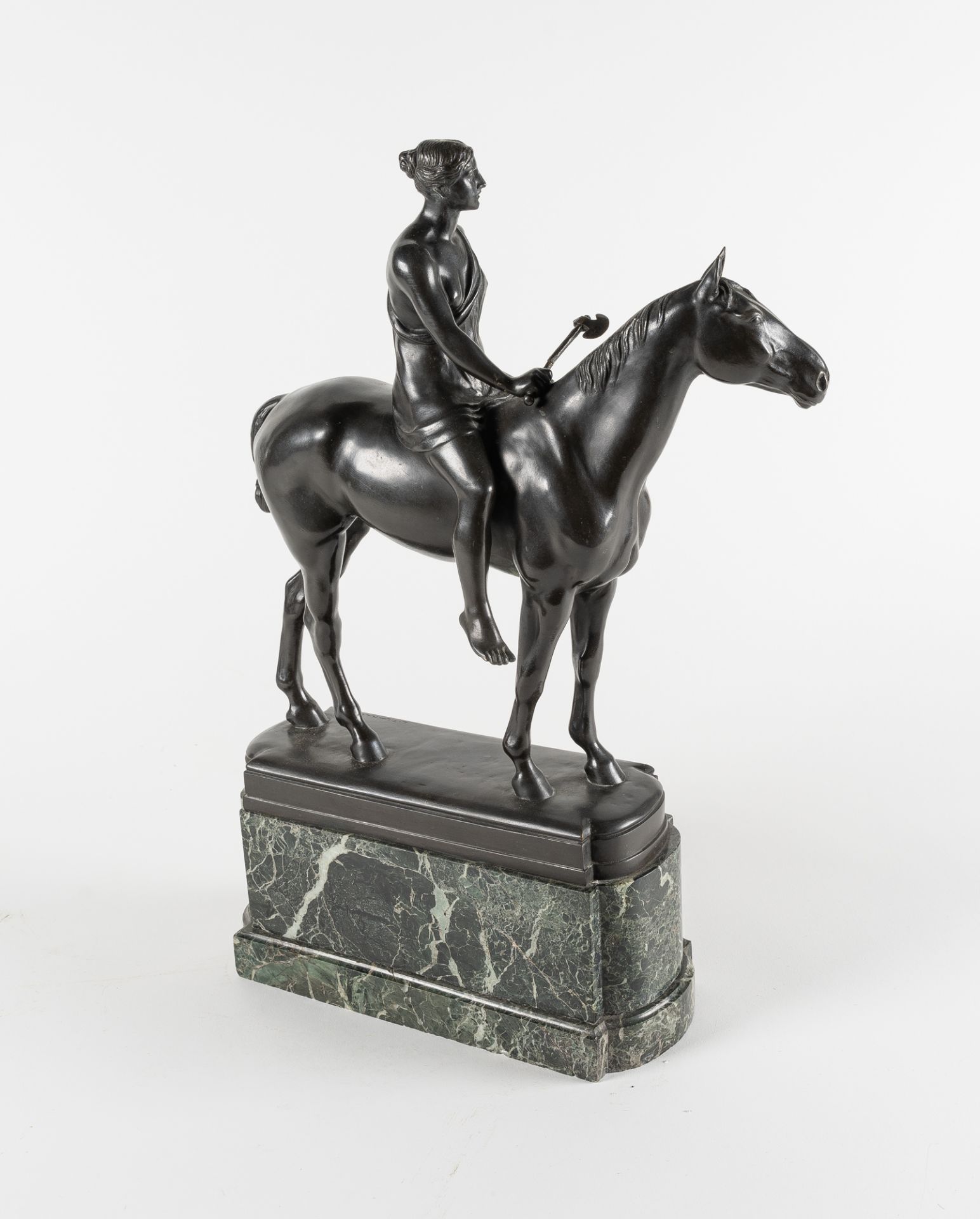 Louis Tuaillon (1862 - Berlin - 1919), AmazonBronze with black patina, on a marble plinth. (After - Image 4 of 5
