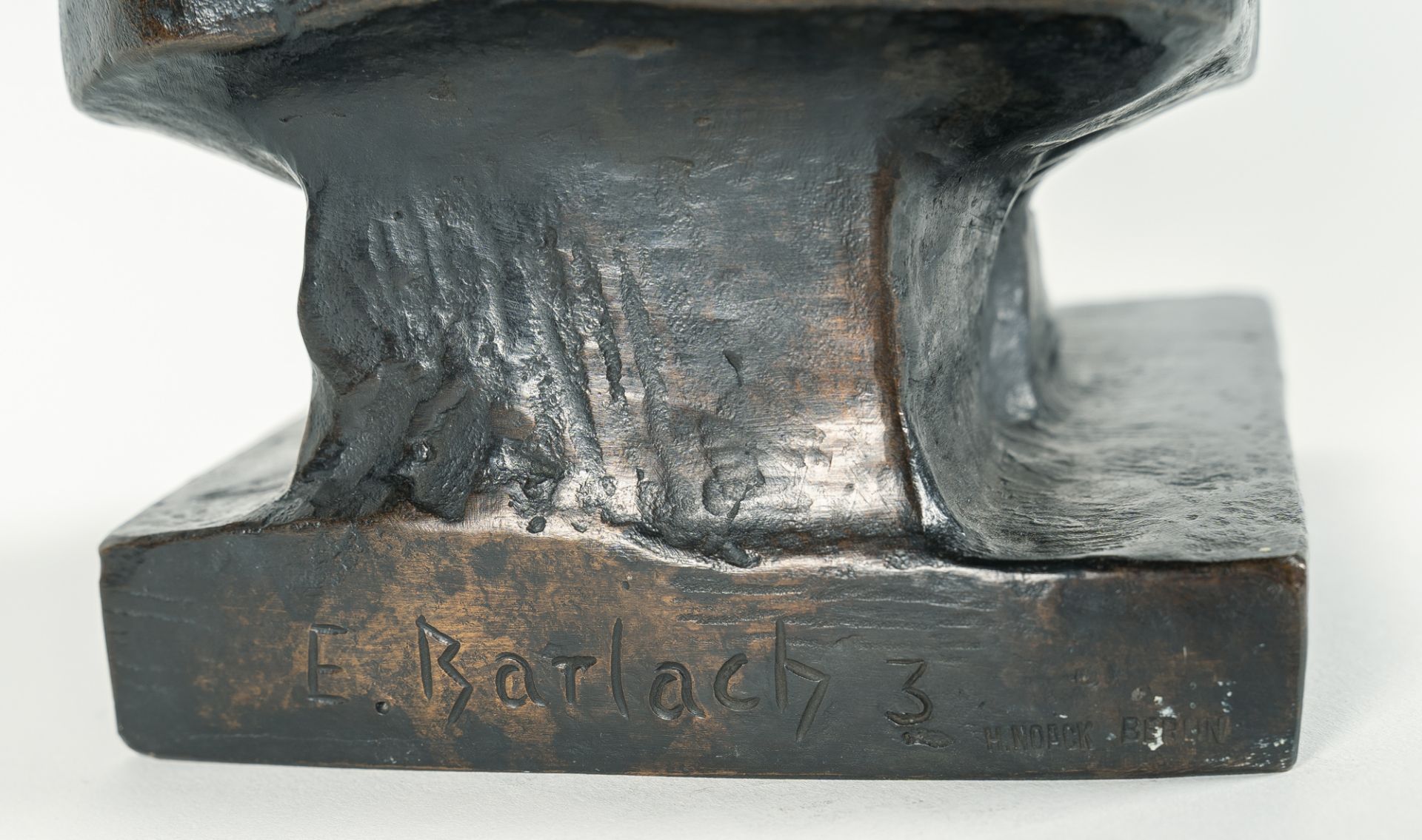Ernst Barlach, Woman crying.Bronze with dark brown patina. (1923). Height ca. 43 cm (base ca. 11 x - Image 4 of 6