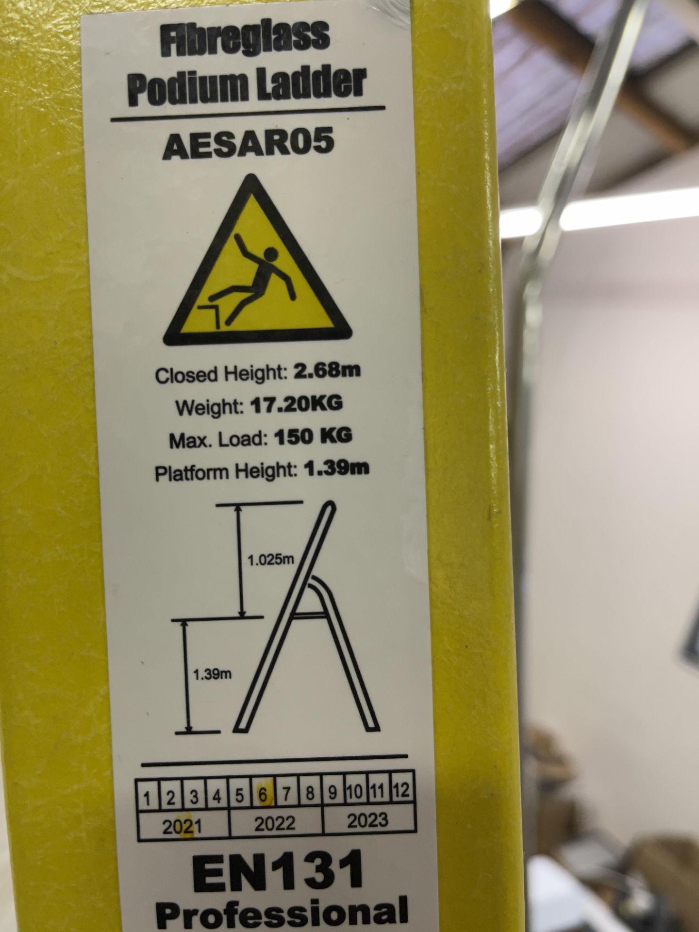 Clow AESAR05 5 Step Fibreglass Wide Step Podium Ladder, EN131 Professional Certified - Image 6 of 7