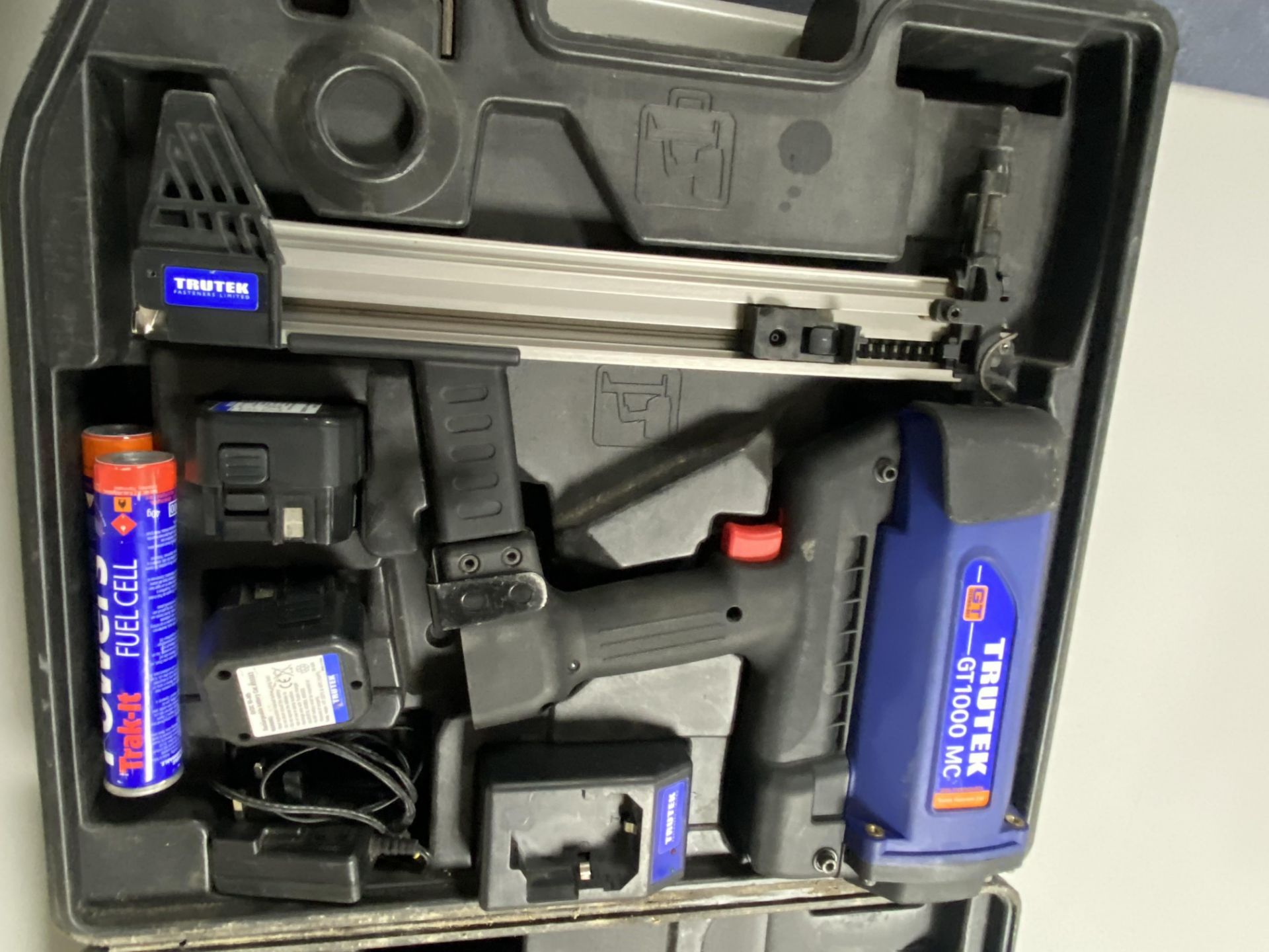 Trutek GT1000 MC Gas Powered Nail Gun in Carry Case with 2: Batteries, 1: Charger and 2: Gas Fuel - Image 6 of 10