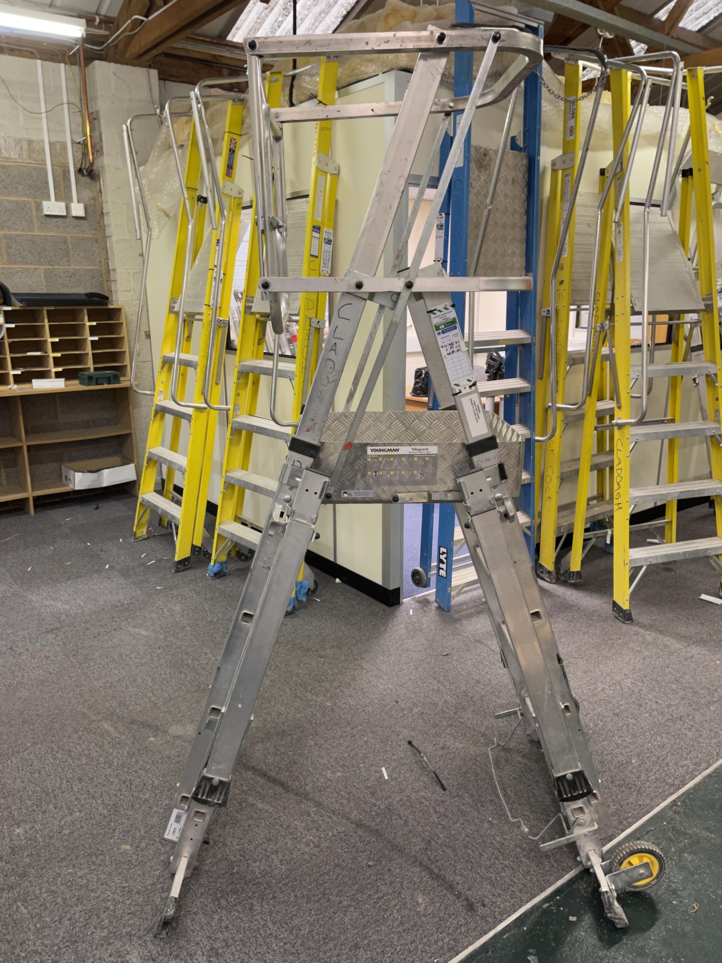 Youngman Teleguard 4-6 Ultimate Telescopic Platform Ladder Serial No. 31651500 - Image 11 of 12