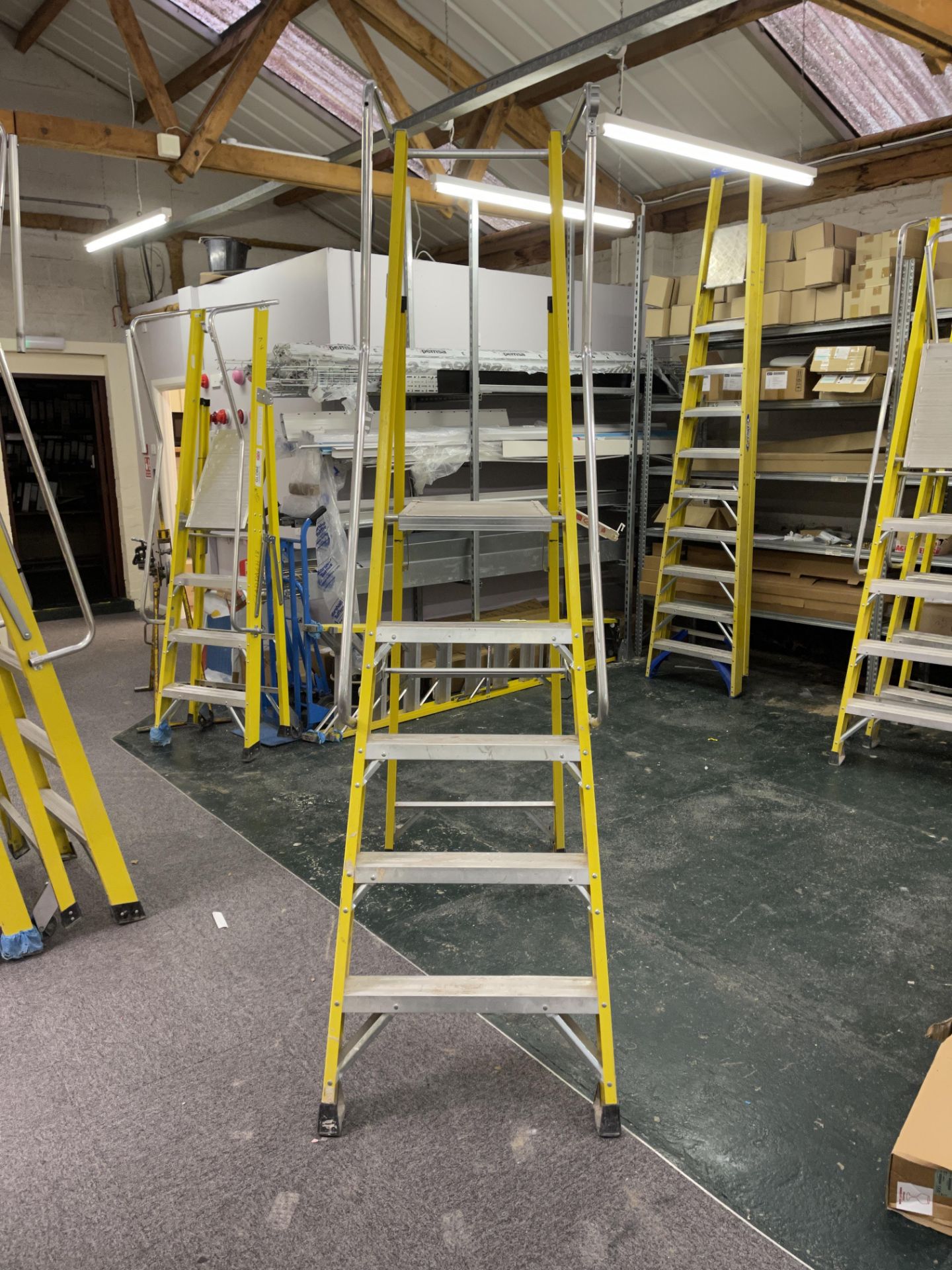 Clow AESAR05 5 Step Fibreglass Wide Step Podium Ladder, EN131 Professional Certified - Image 3 of 8