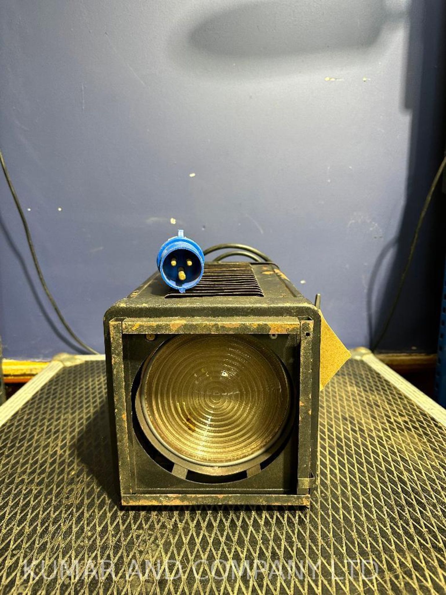 2: Spotlight 1.2k lantern used in theatre that employs a Fresnel lens to wash light over an area of - Bild 4 aus 4