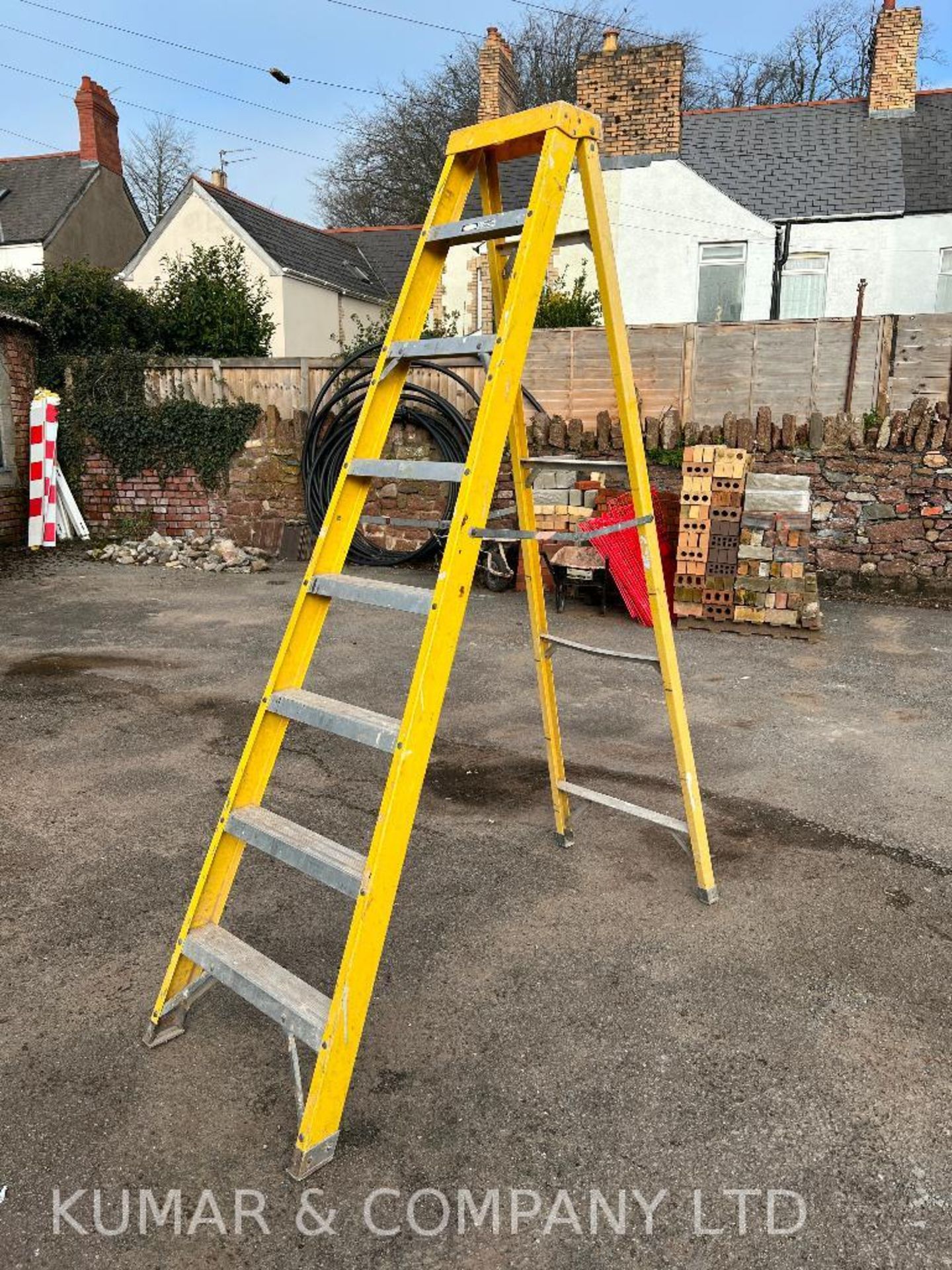 FO21-107 7 Step Fibreglass Single Ladder, EN131 Pro Certified PLEASE NOTE: THIS LOT IS LOCATED IN CA - Image 2 of 5