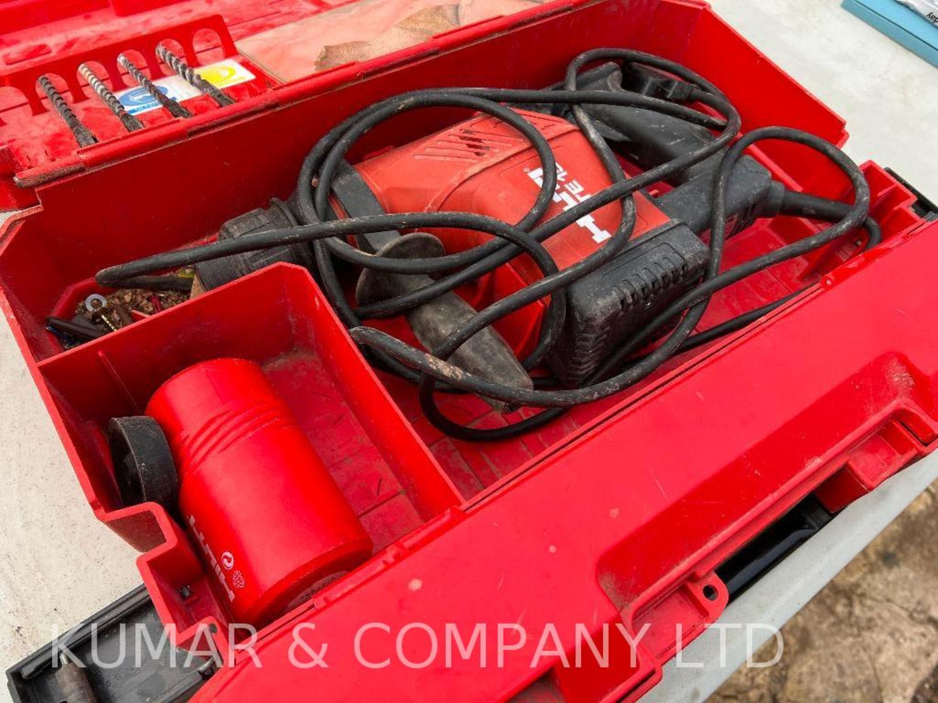 Hilti TE15 Rotary Hammer Drill in Case with Various Attachments as Shown. Serial No: 0021934 PLEASE - Image 5 of 8