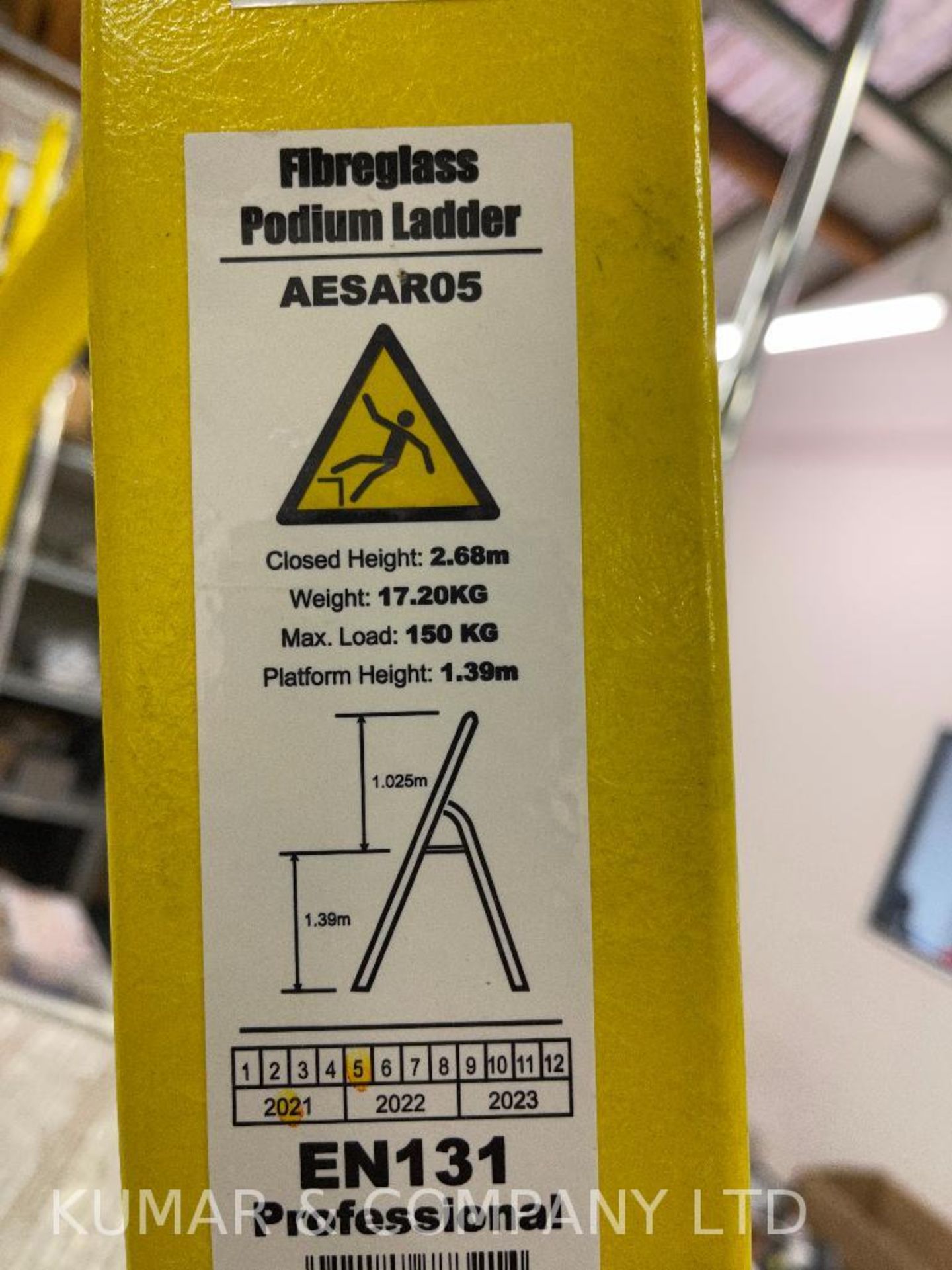 Clow AESAR05 5 Step Fibreglass Wide Step Podium Ladder, EN131 Professional Certified - Image 8 of 9