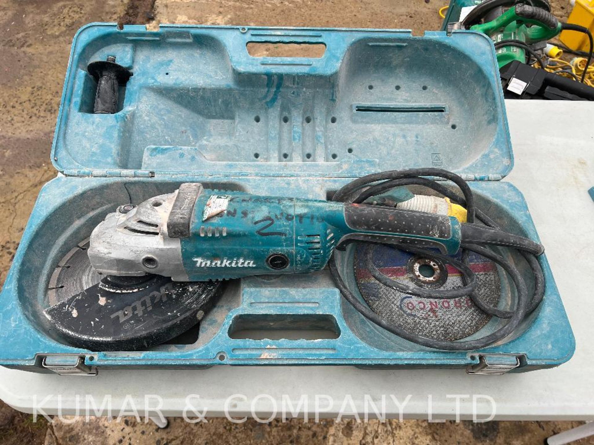 Makita GA9020 230mm 110v Angle Grinder in Case as Shown. PLEASE NOTE: THIS LOT IS LOCATED IN CARDIFF