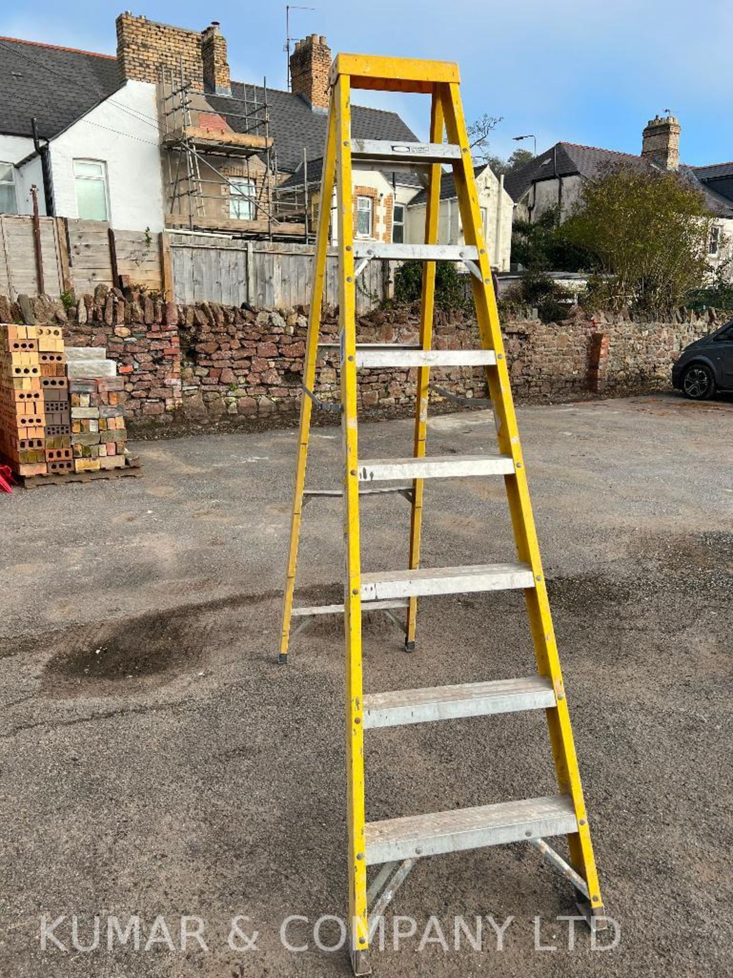 FO21-107 7 Step Fibreglass Single Ladder, EN131 Pro Certified PLEASE NOTE: THIS LOT IS LOCATED IN CA