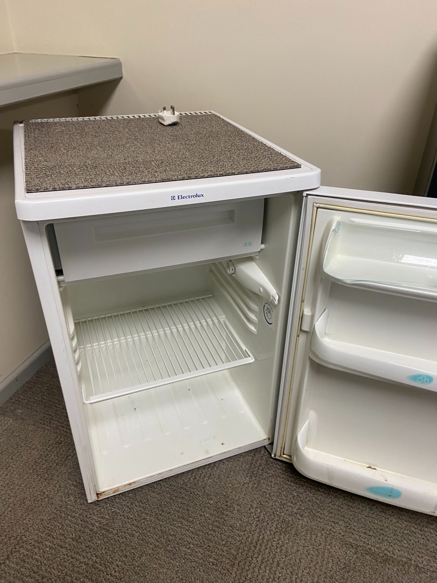 Single Undercounter Fridge- with freezer compartment - Image 2 of 3