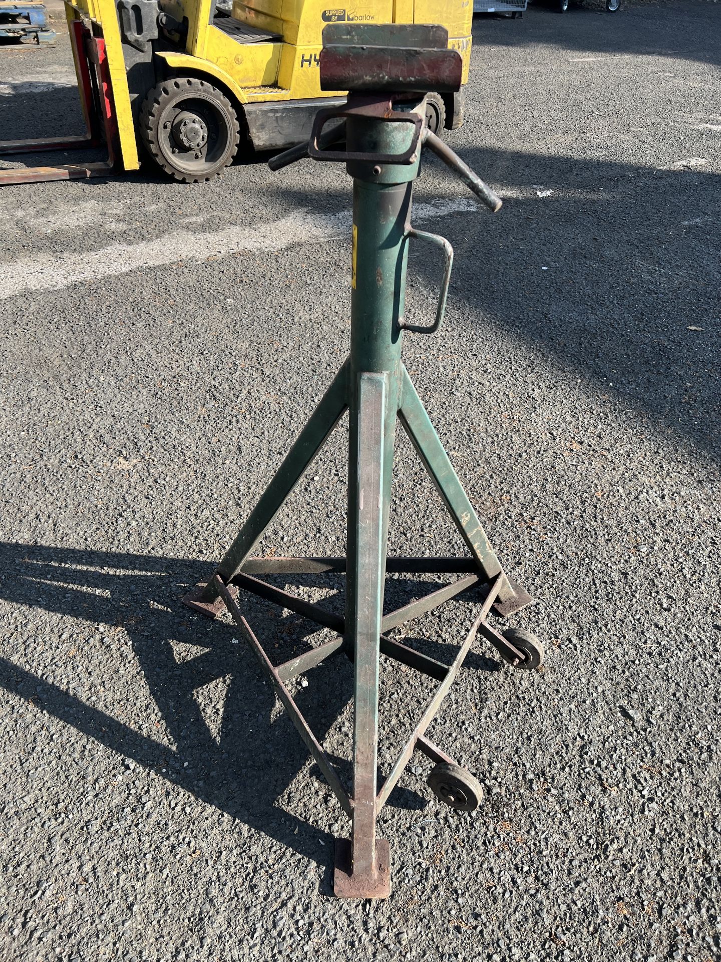 Pair of Wheeled Heavy Duty Steel 7.5 Tonne Axle Stands. Located at Unit 1 Walsall WS2 8AU. - Bild 5 aus 16
