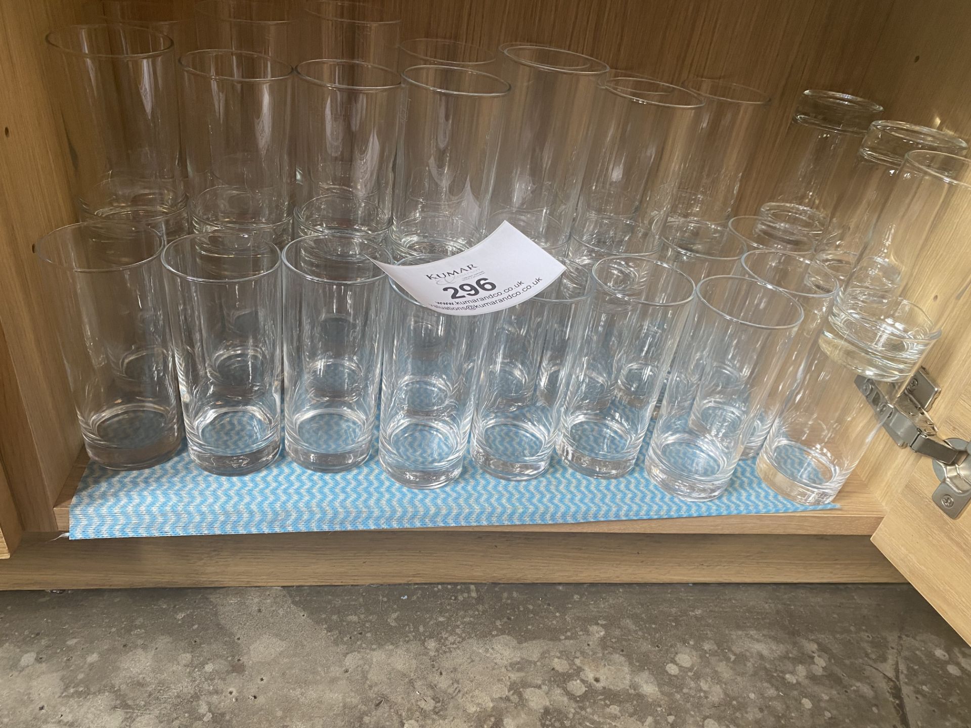 42x Tall Drinking Glasses. Please Note - This lot is located at Hengata Restaurant, 106 High Street, - Bild 2 aus 3