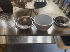 4x Large Stainless Steel Bowls 4x Clear Glass Bowls and 5x Plastic Bowls and Assorted Mixing