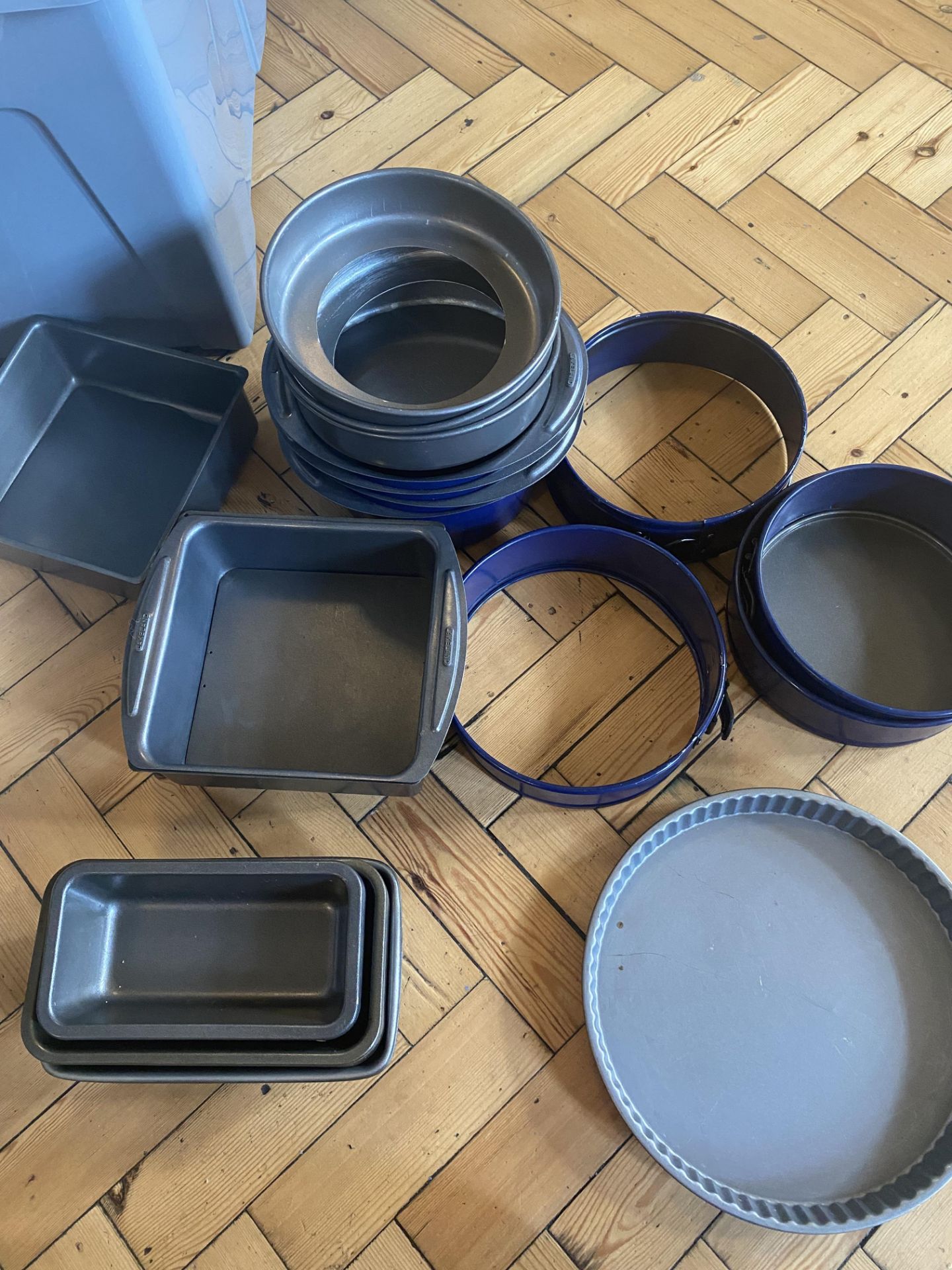 Assorted Box of Bake Ware to Include Baking Tins and Baking Rings. Please Note - This lot is located - Image 2 of 5