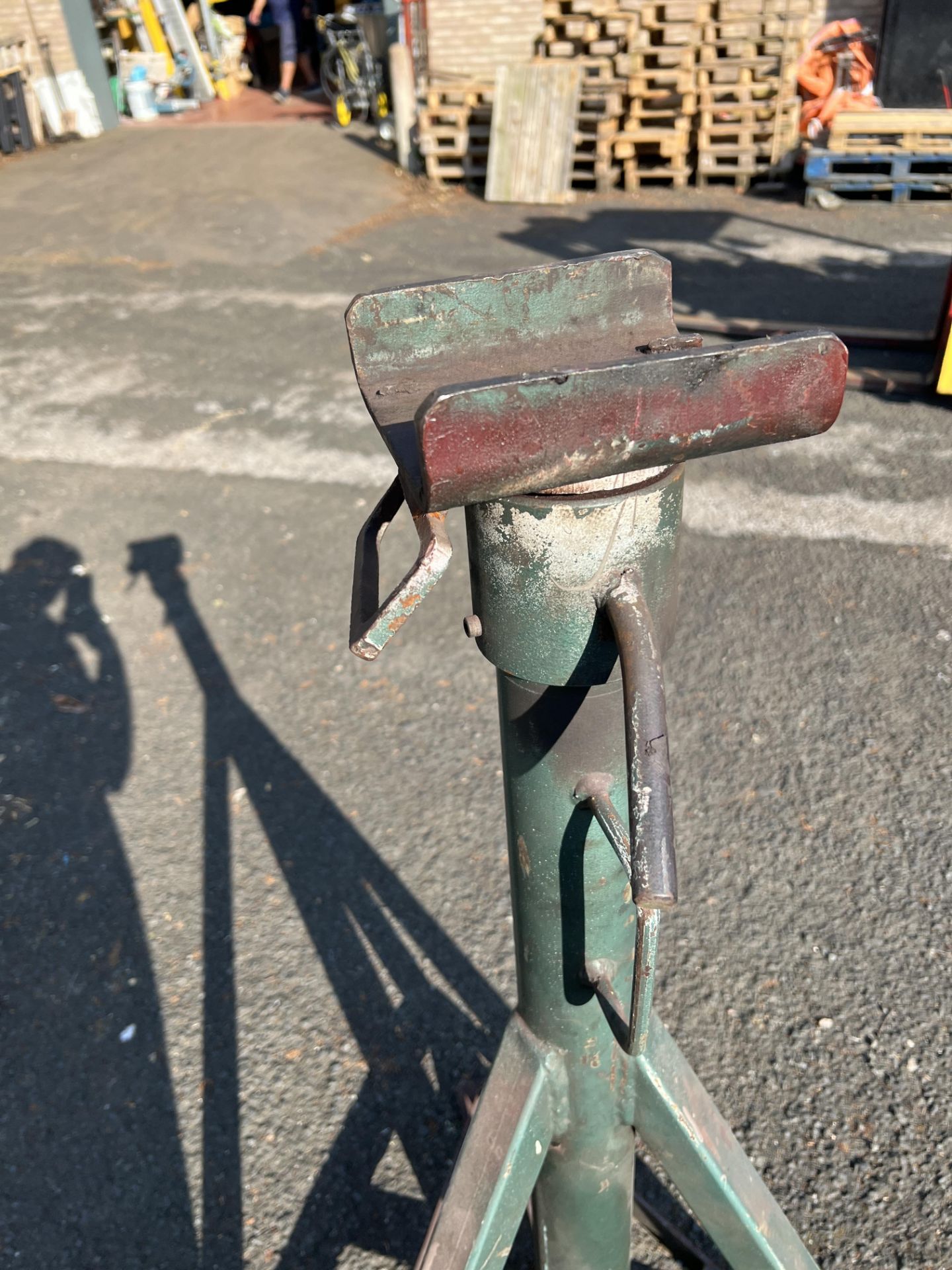 Pair of Wheeled Heavy Duty Steel 7.5 Tonne Axle Stands. Located at Unit 1 Walsall WS2 8AU. - Bild 10 aus 16