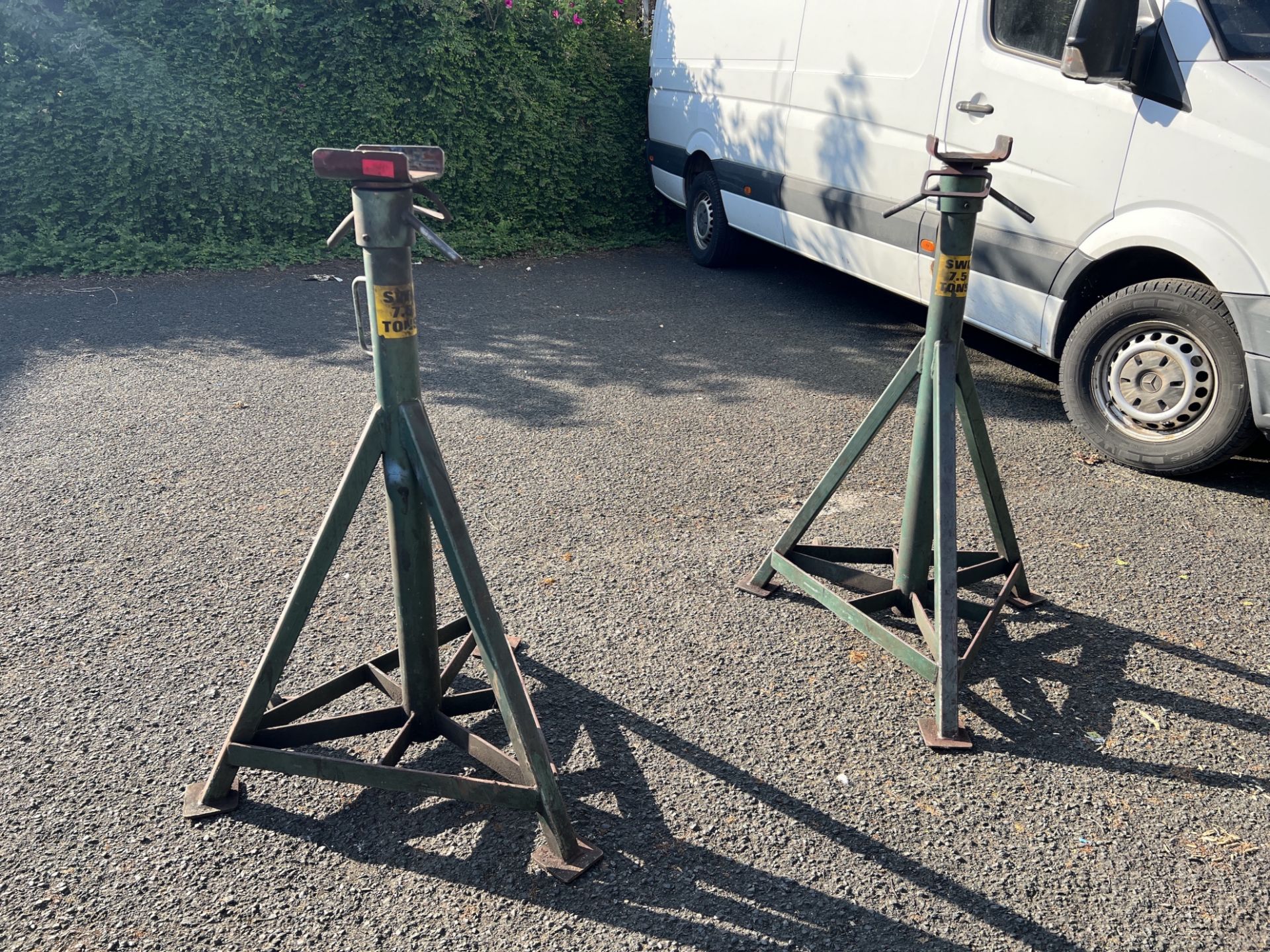 Pair of Wheeled Heavy Duty Steel 7.5 Tonne Axle Stands. Located at Unit 1 Walsall WS2 8AU. - Bild 2 aus 16