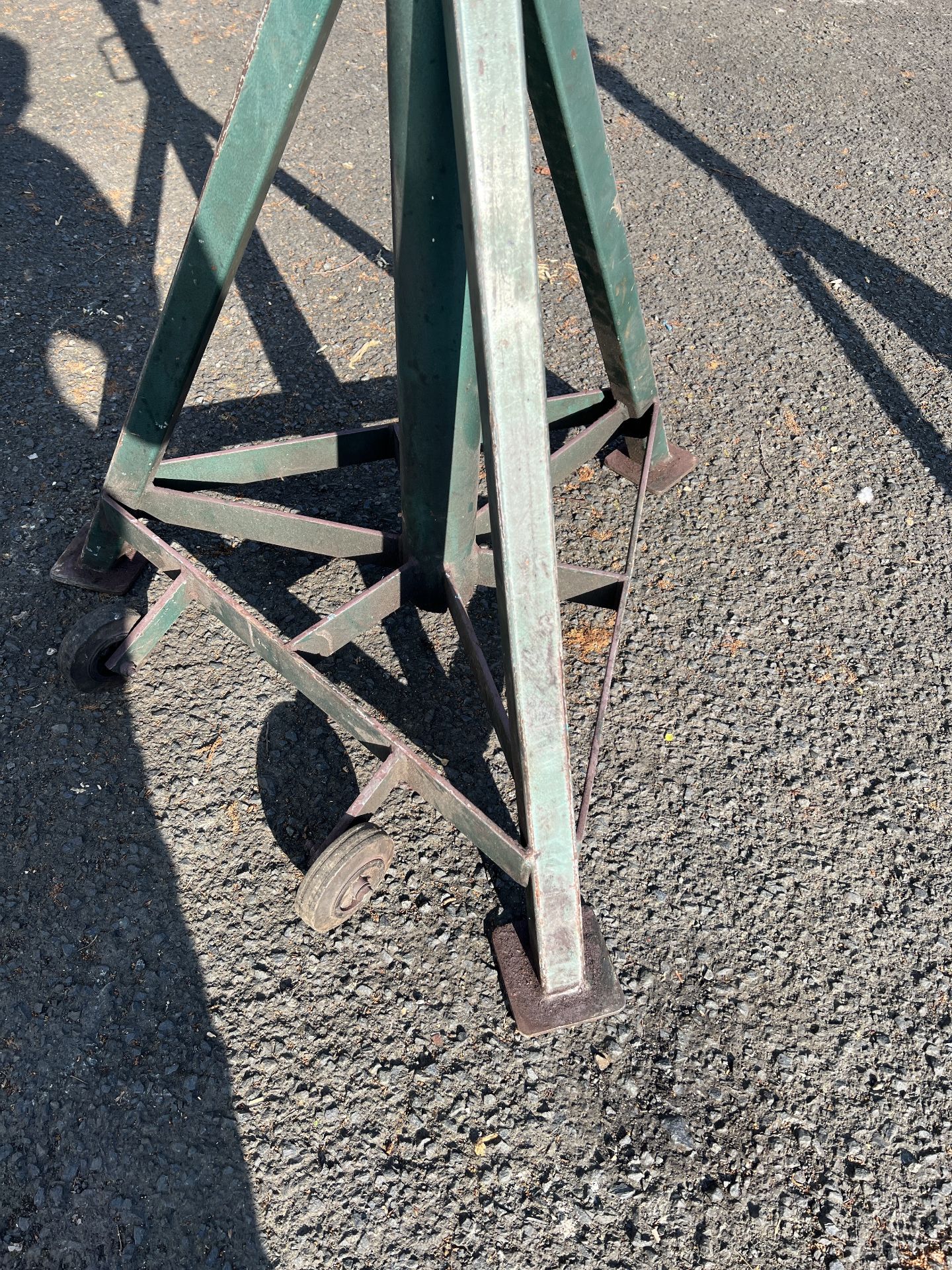 Pair of Wheeled Heavy Duty Steel 7.5 Tonne Axle Stands. Located at Unit 1 Walsall WS2 8AU. - Bild 7 aus 16