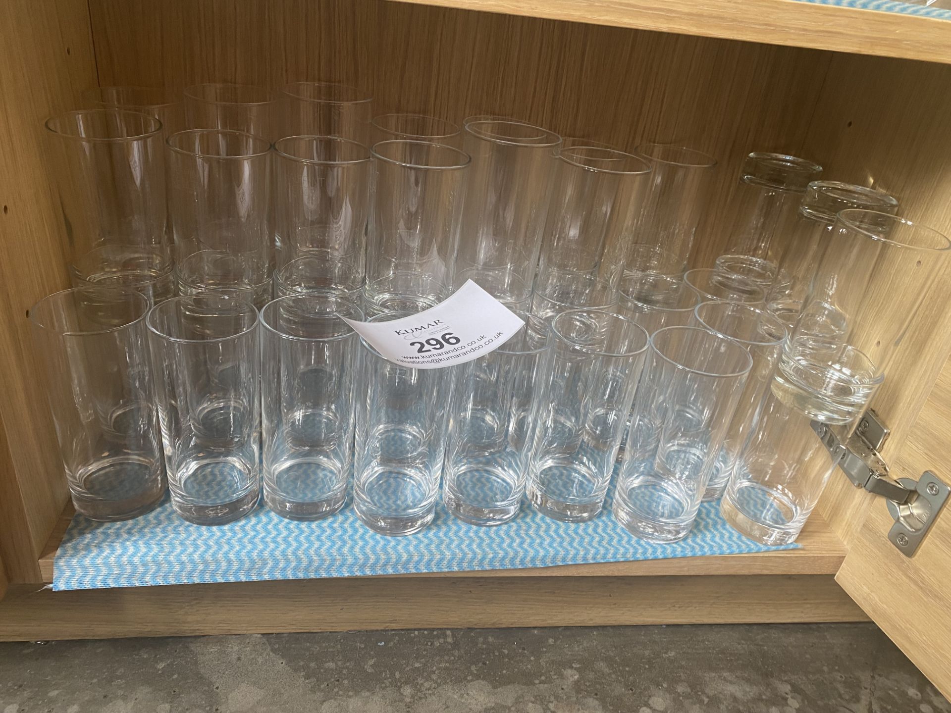 42x Tall Drinking Glasses. Please Note - This lot is located at Hengata Restaurant, 106 High Street, - Bild 3 aus 3