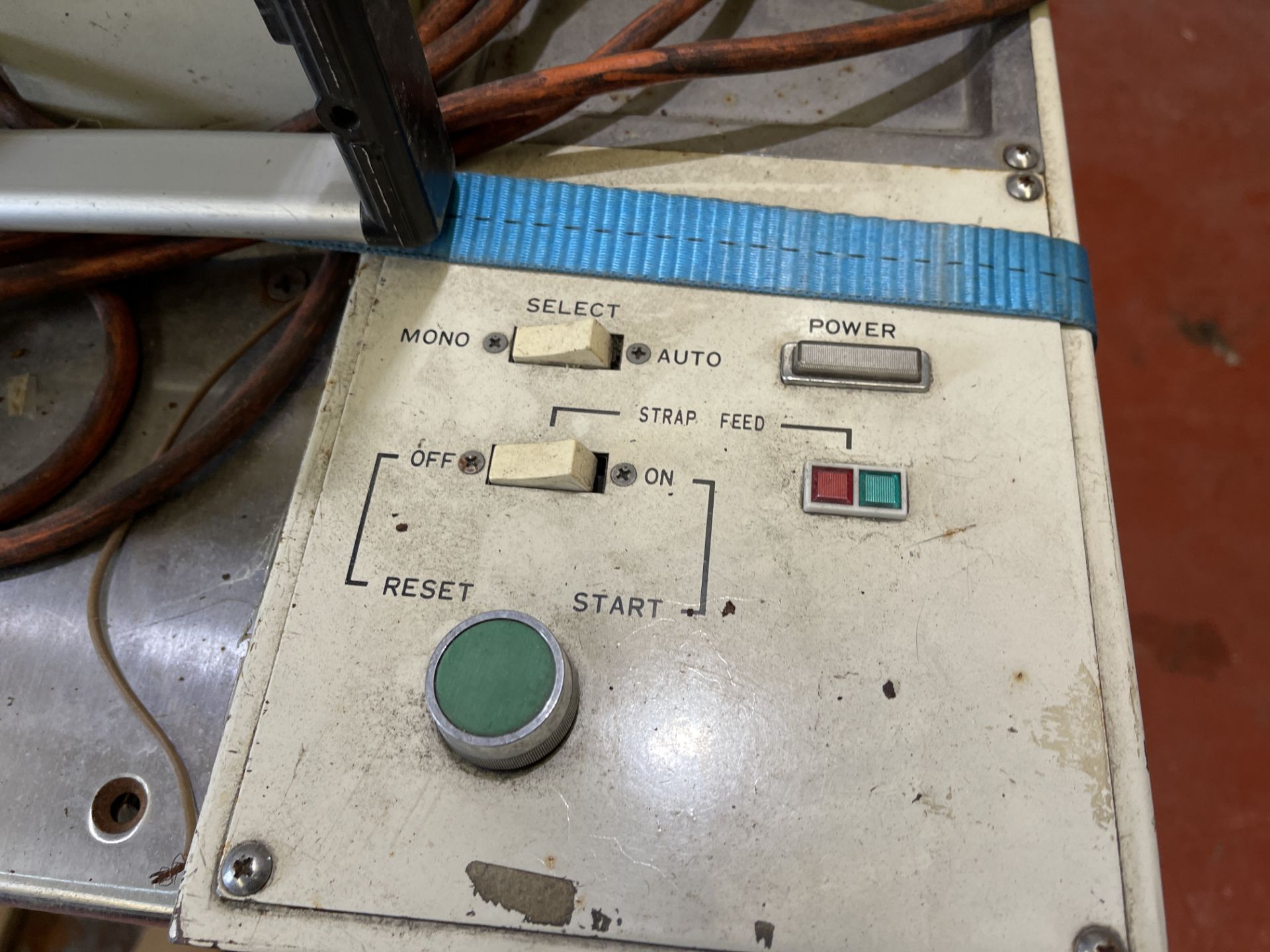 StraPack Akebono Automatic Banding Machine. Located at Unit 1 Walsall WS2 8AU. Collection to be - Bild 3 aus 6