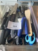 Large Quantity of Kitchen Cooking Knives. Please Note - This lot is located at Hengata Restaurant,