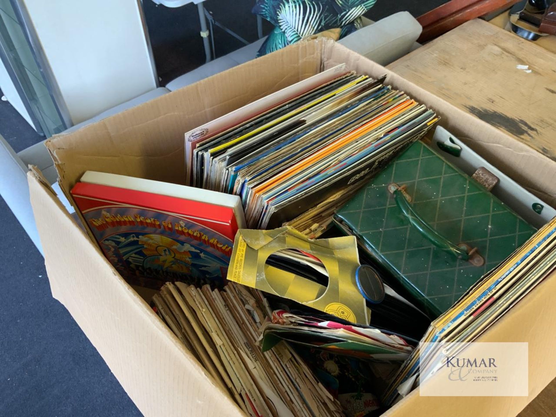 Large Collection of Vintage And Aged Vinyl Records, Books, Literature As Shown - Bild 12 aus 18