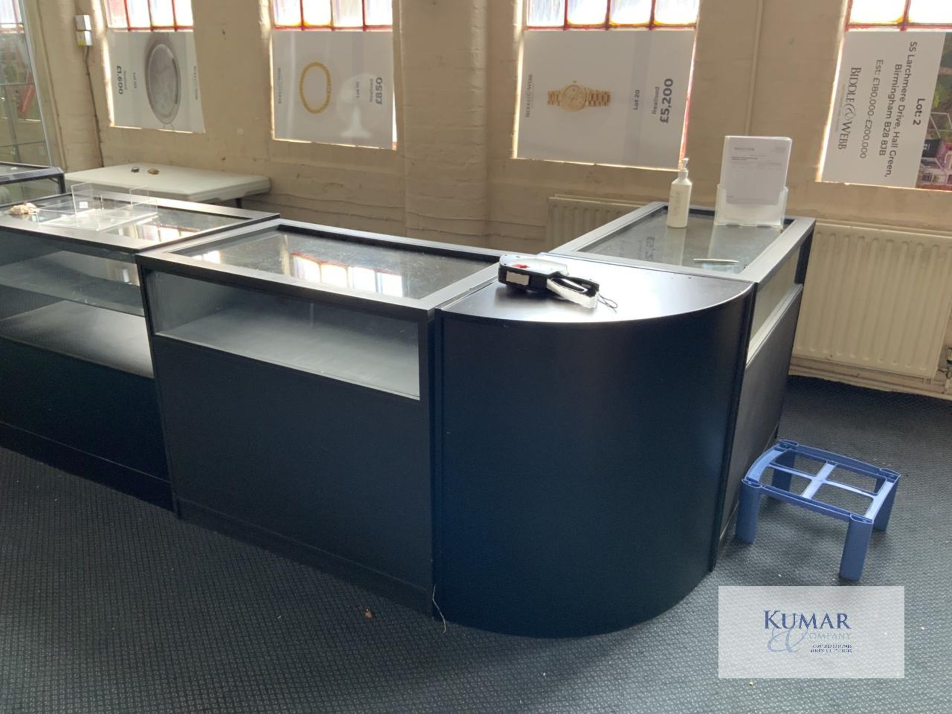 Black Wrap Around Glass Fronted Display Units as shown - Located Main Sale Room 1st Floor - Bild 3 aus 9