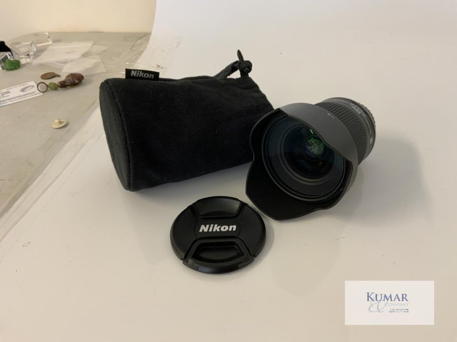 Nikon AF-S Nikkor 20mm 1:1.8G ED Zoom Lens with Nikon HB 72 Lens Hood & Carry Case - Bild 9 aus 10