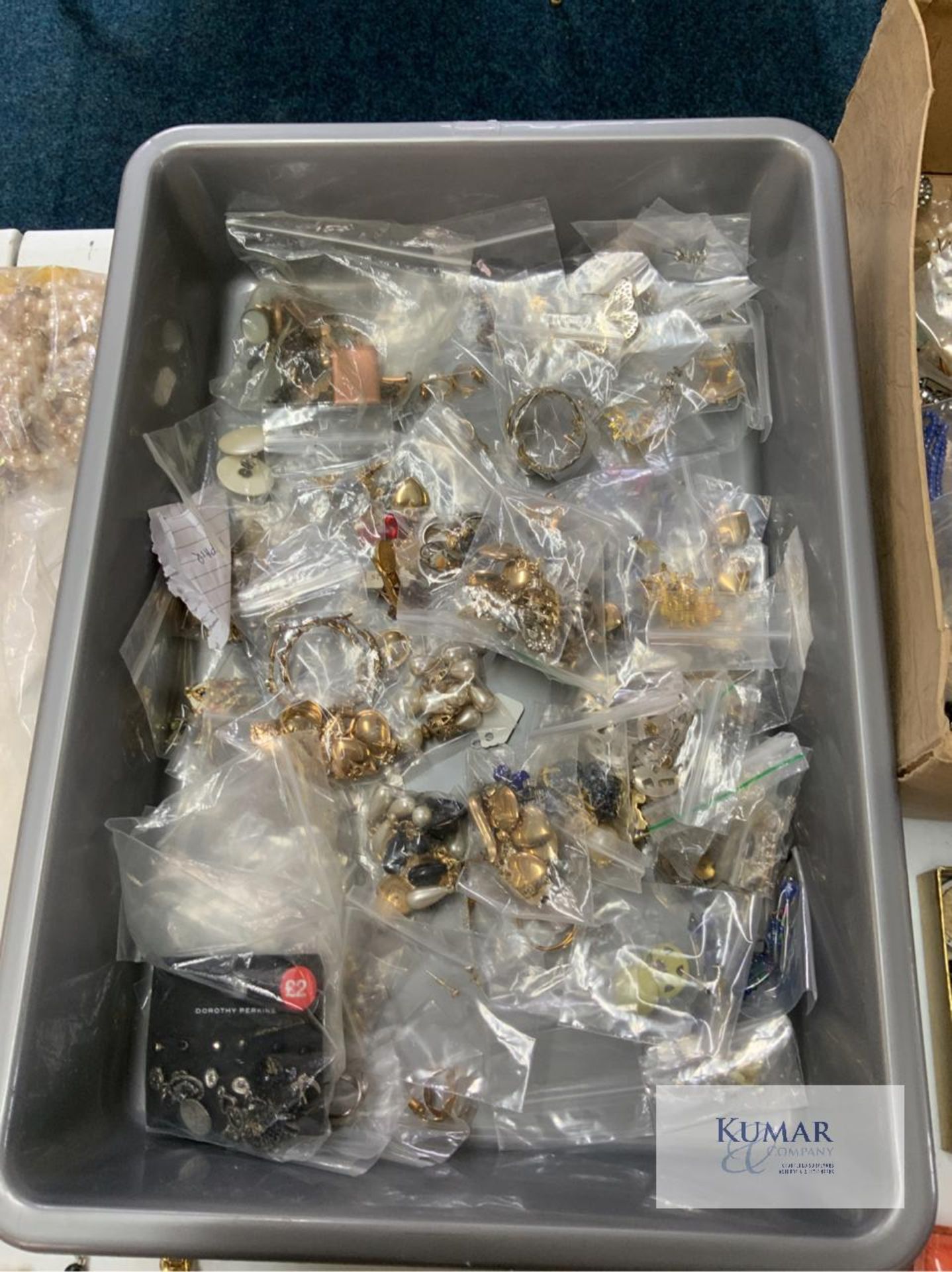 Quantity of Assorted Jewellery to include Rings, Handcuffs and Necklaces - Bild 4 aus 15