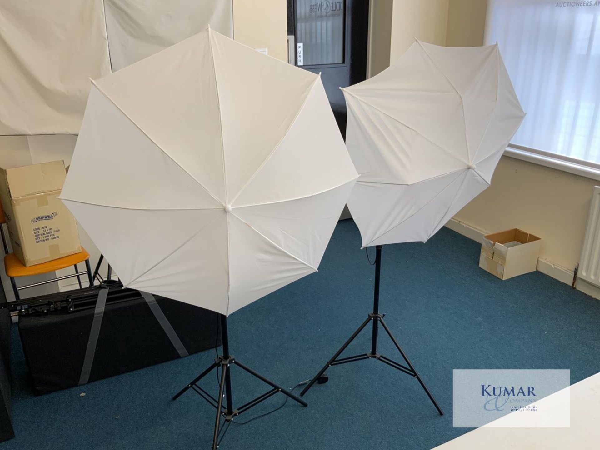 2: Translucent Lighting Umbrellas with Set Photo Bulbs & Tripods - Bild 2 aus 8