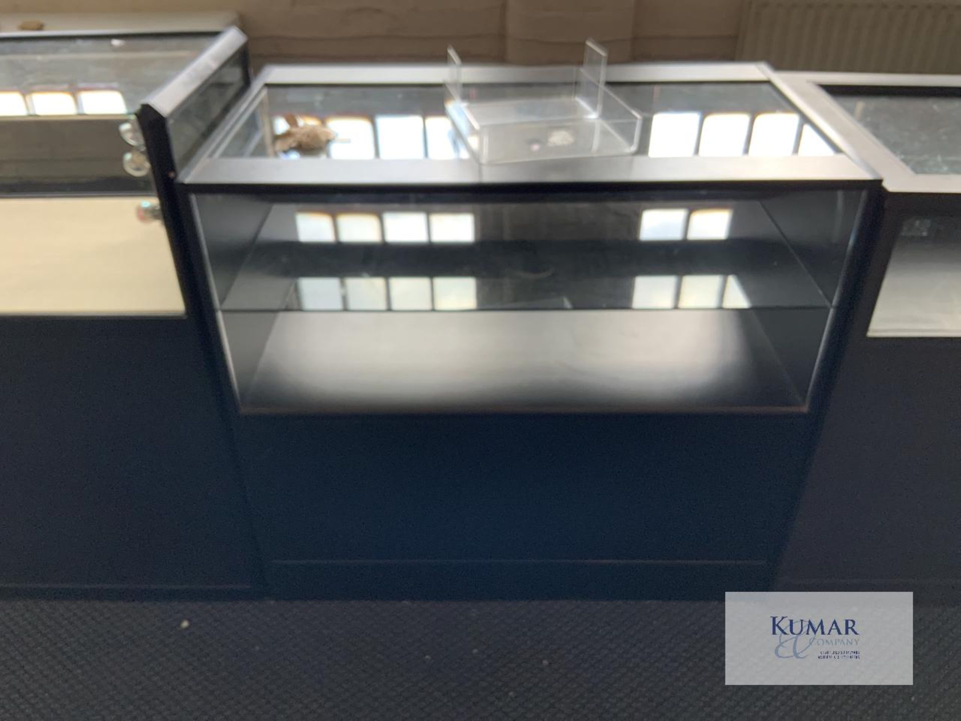 Black Wrap Around Glass Fronted Display Units as shown - Located Main Sale Room 1st Floor - Bild 5 aus 9