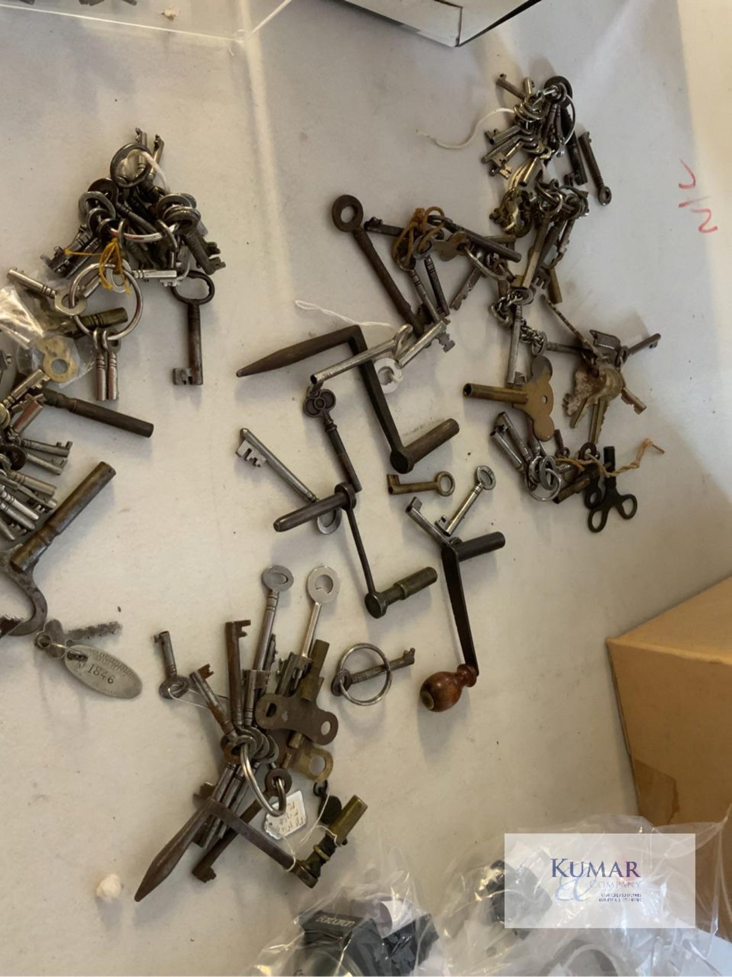 Mixed Lot containing Large Selection of Vintage Cabinet and Lock Keys and other items as shown. - Bild 5 aus 9