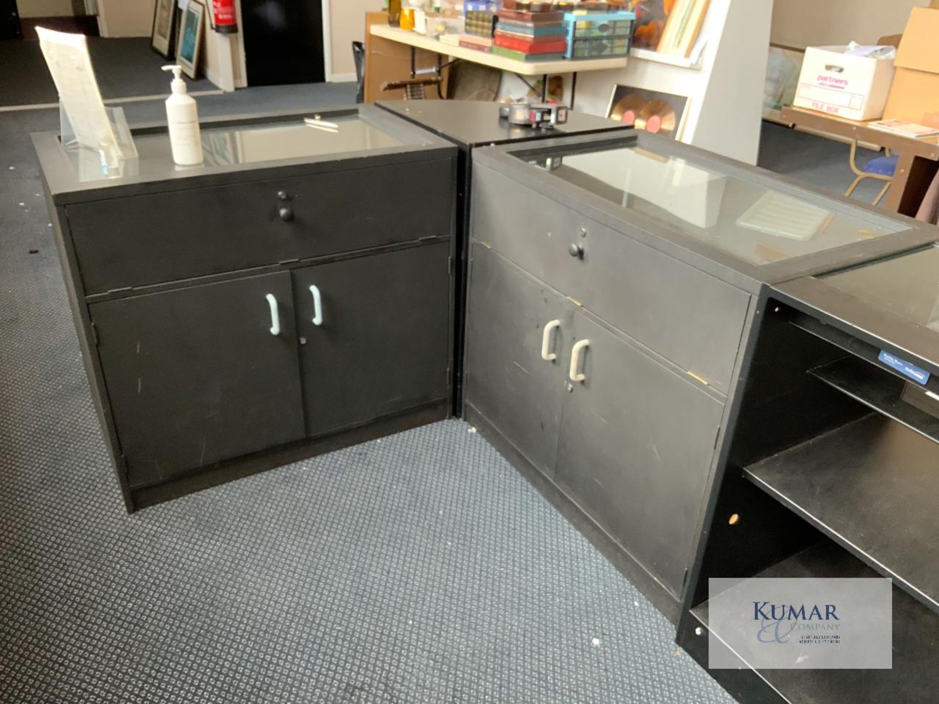 Black Wrap Around Glass Fronted Display Units as shown - Located Main Sale Room 1st Floor - Bild 9 aus 9