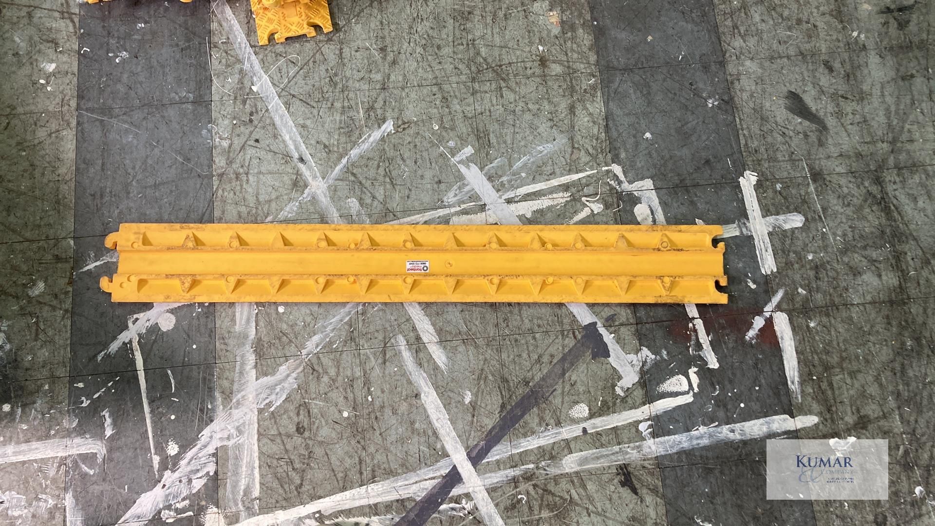 24 of 1-channel interlocking drop-over Cable Ramp Yellow 1m section Description: 34 of 1-channel - Image 3 of 3