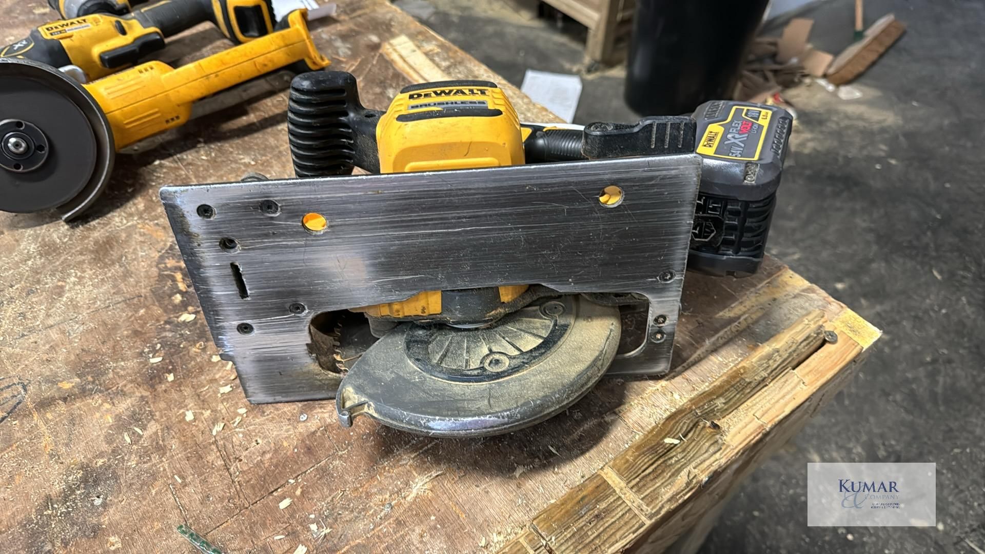 Dewalt Circular Saw with XR Flex 18v 6.0Ah battery - No Charger - Image 5 of 7