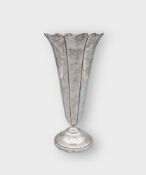 Elegante Blütenkelchvase