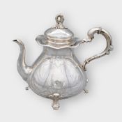 Birnenförmig gestaltete Teekanne