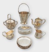 Set von sieben Tafelobjekten